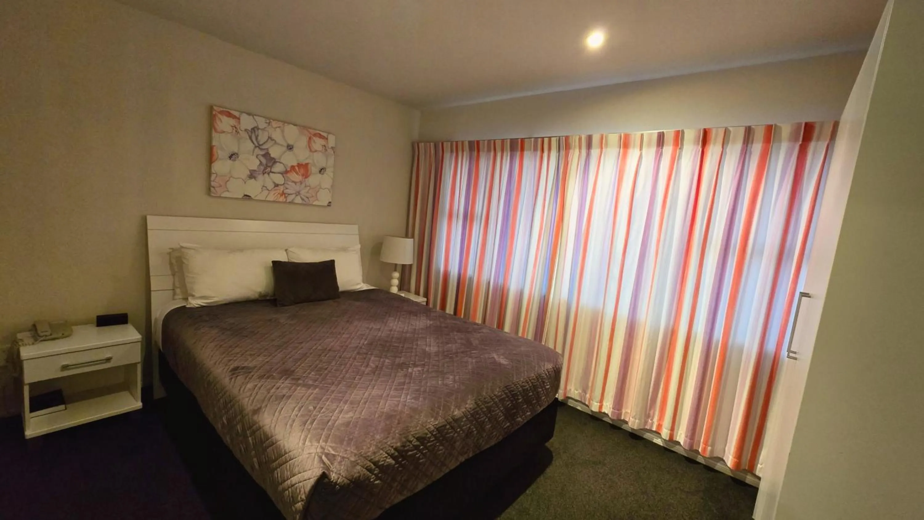 Bed in Carramar Motor Inn