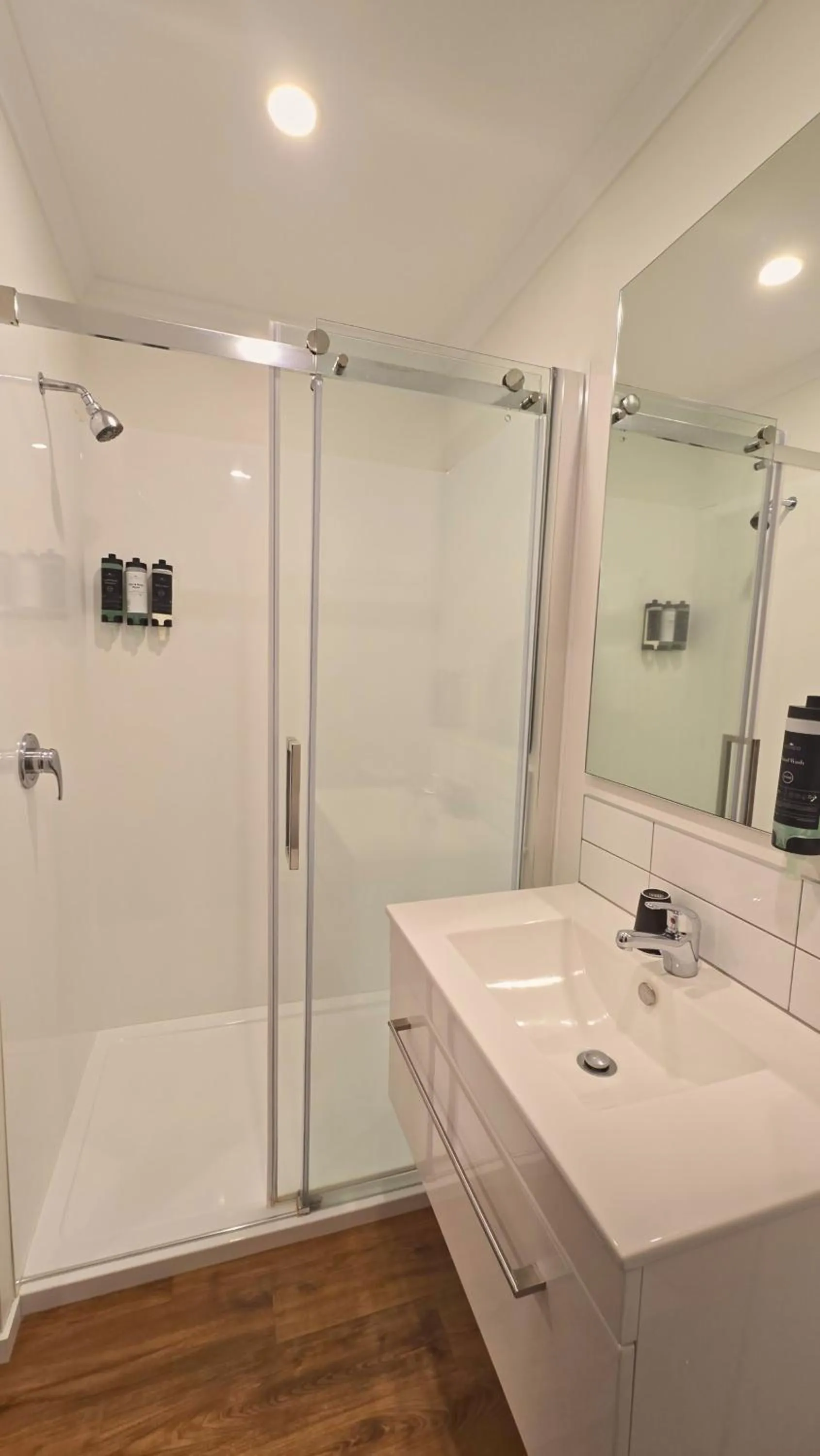 Shower in Carramar Motor Inn