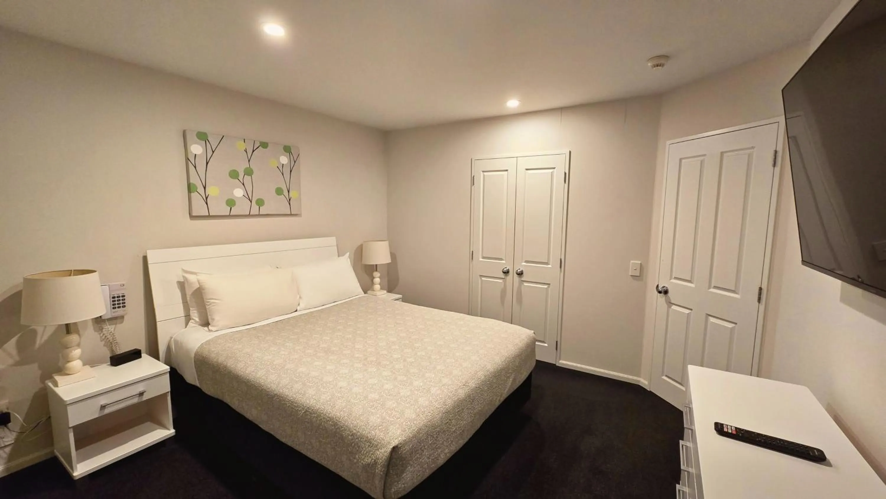 Bed in Carramar Motor Inn