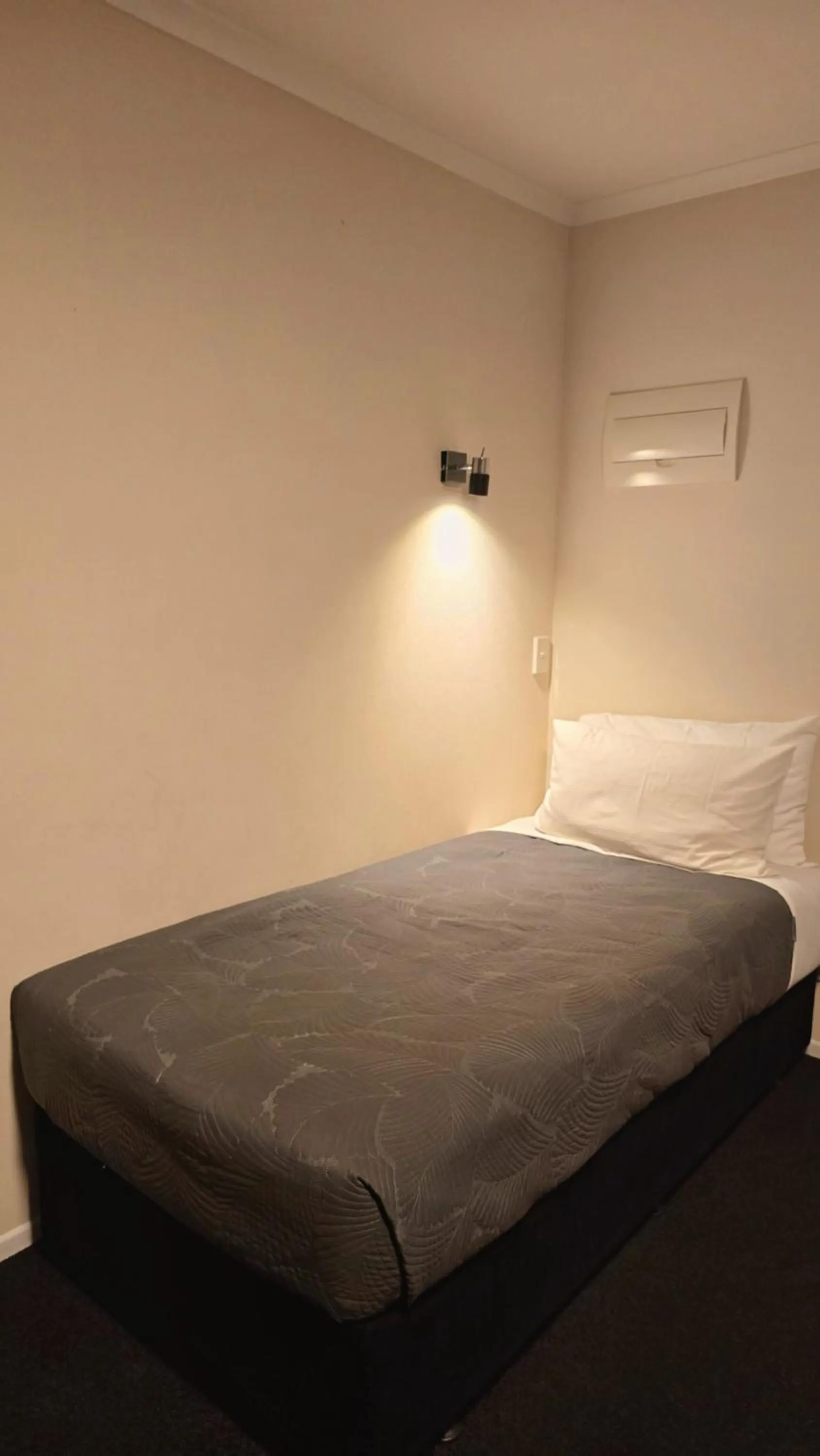 Bed in Carramar Motor Inn