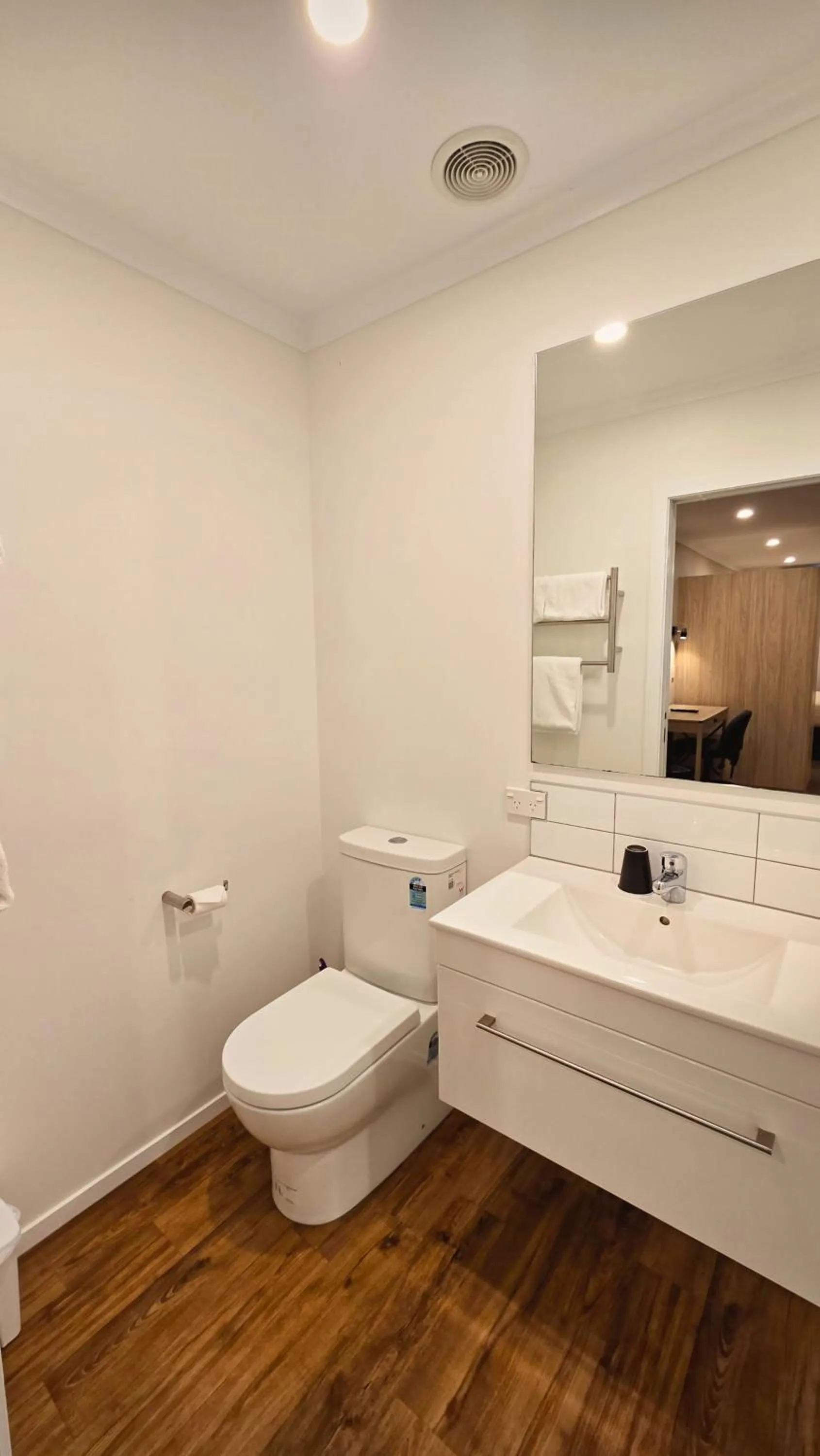 Toilet in Carramar Motor Inn