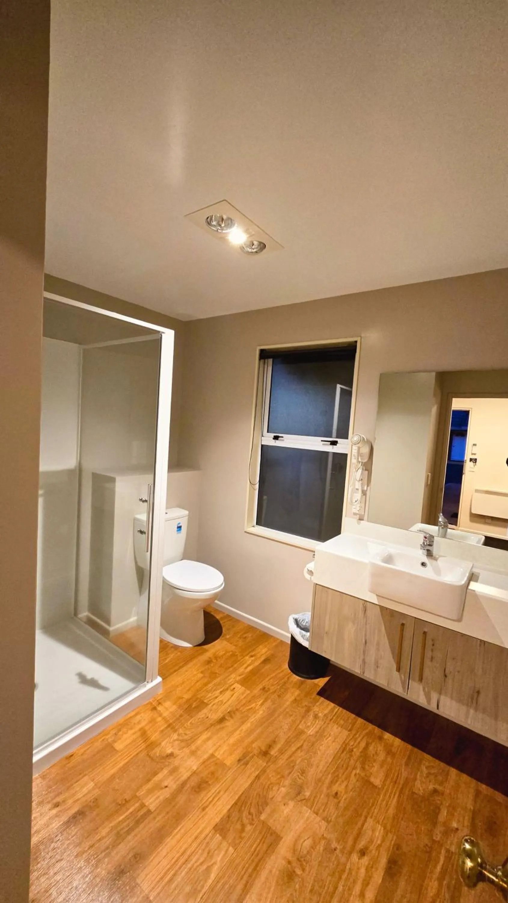 Shower in Carramar Motor Inn