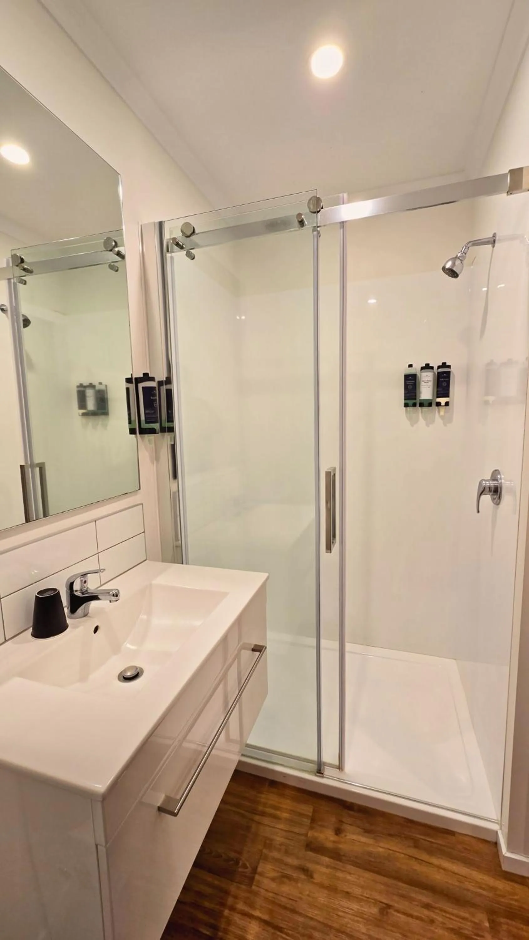 Shower in Carramar Motor Inn