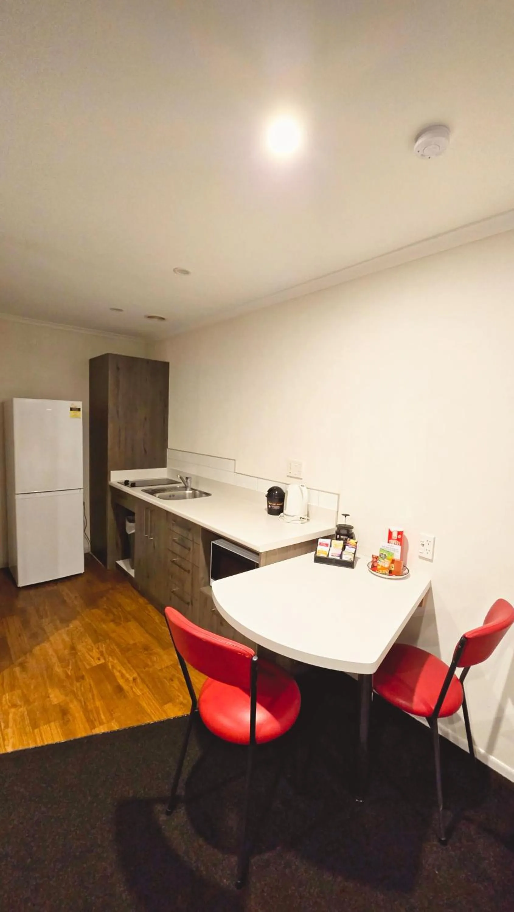 Kitchen or kitchenette in Carramar Motor Inn