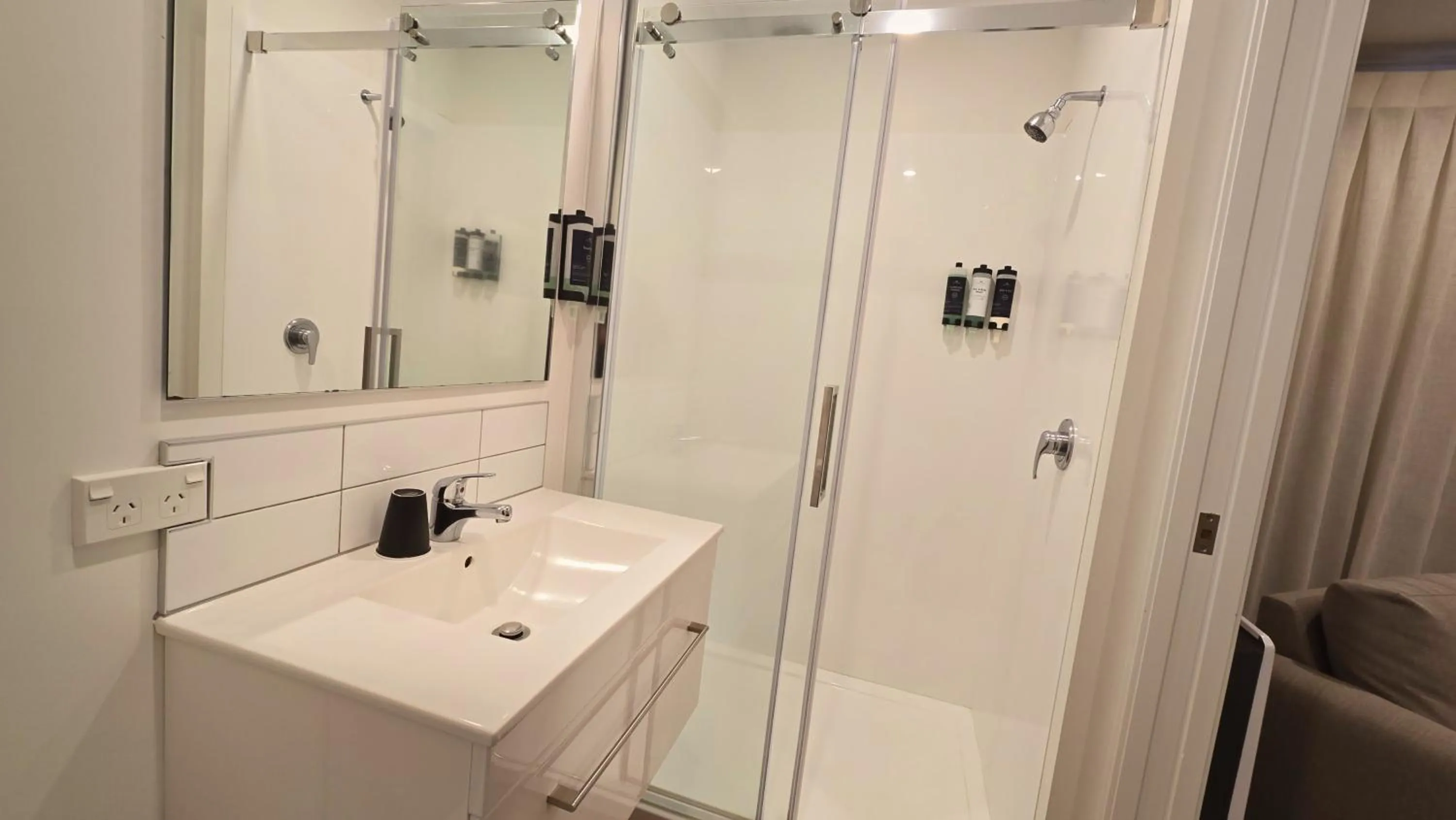 Bathroom in Carramar Motor Inn