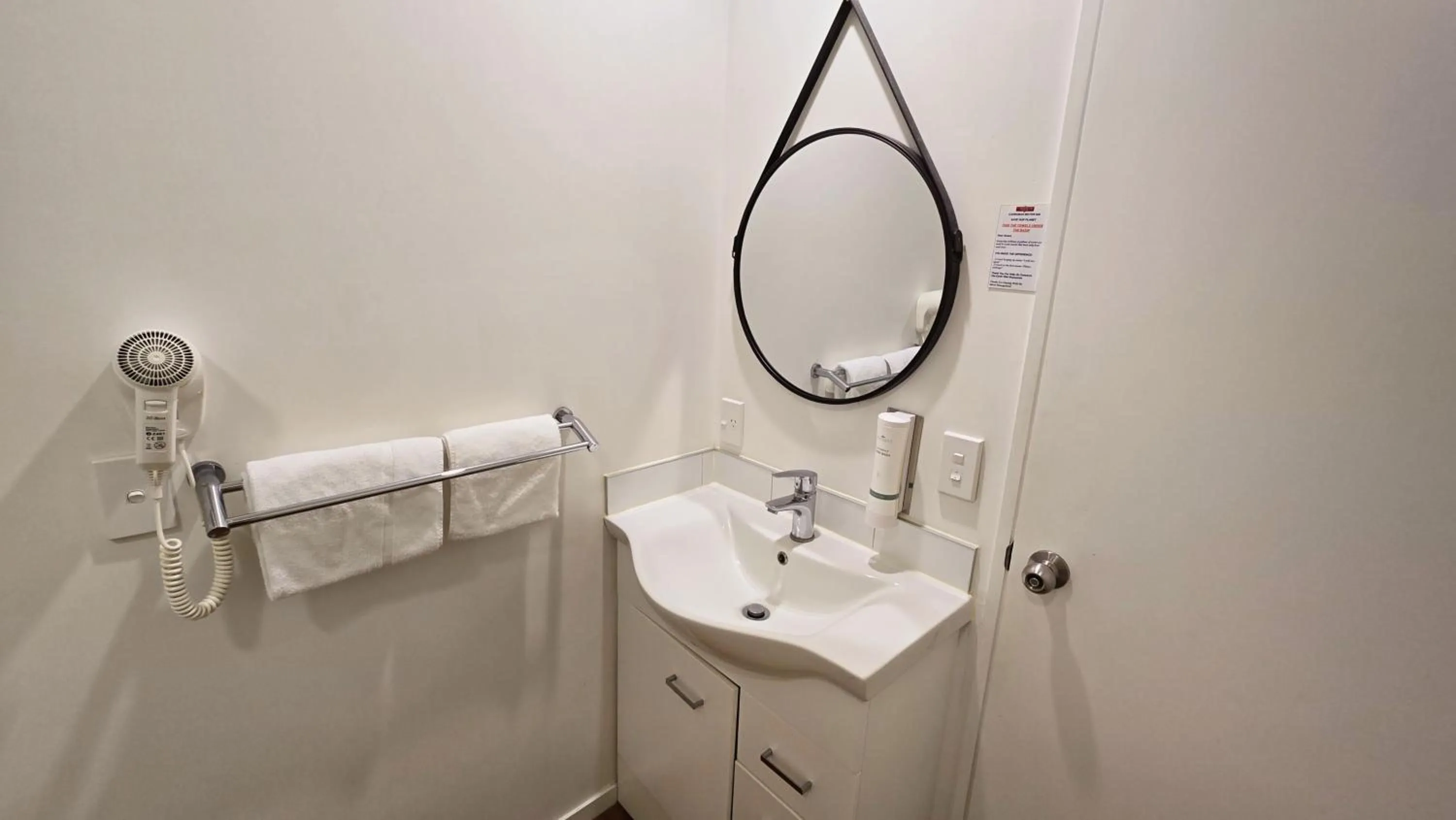 Bathroom in Carramar Motor Inn