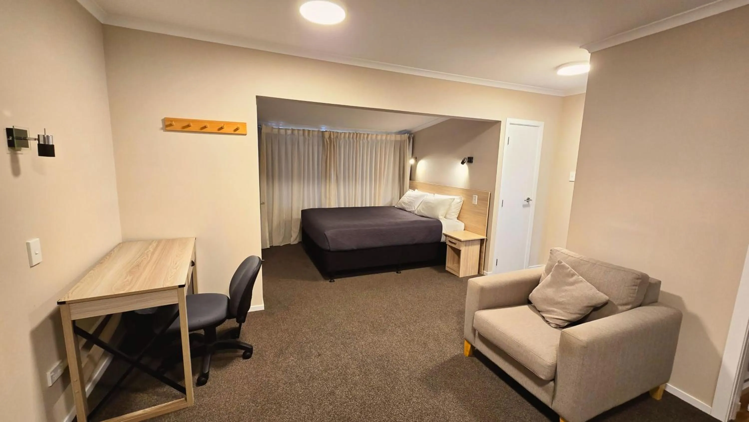 Photo of the whole room, Bed in Carramar Motor Inn