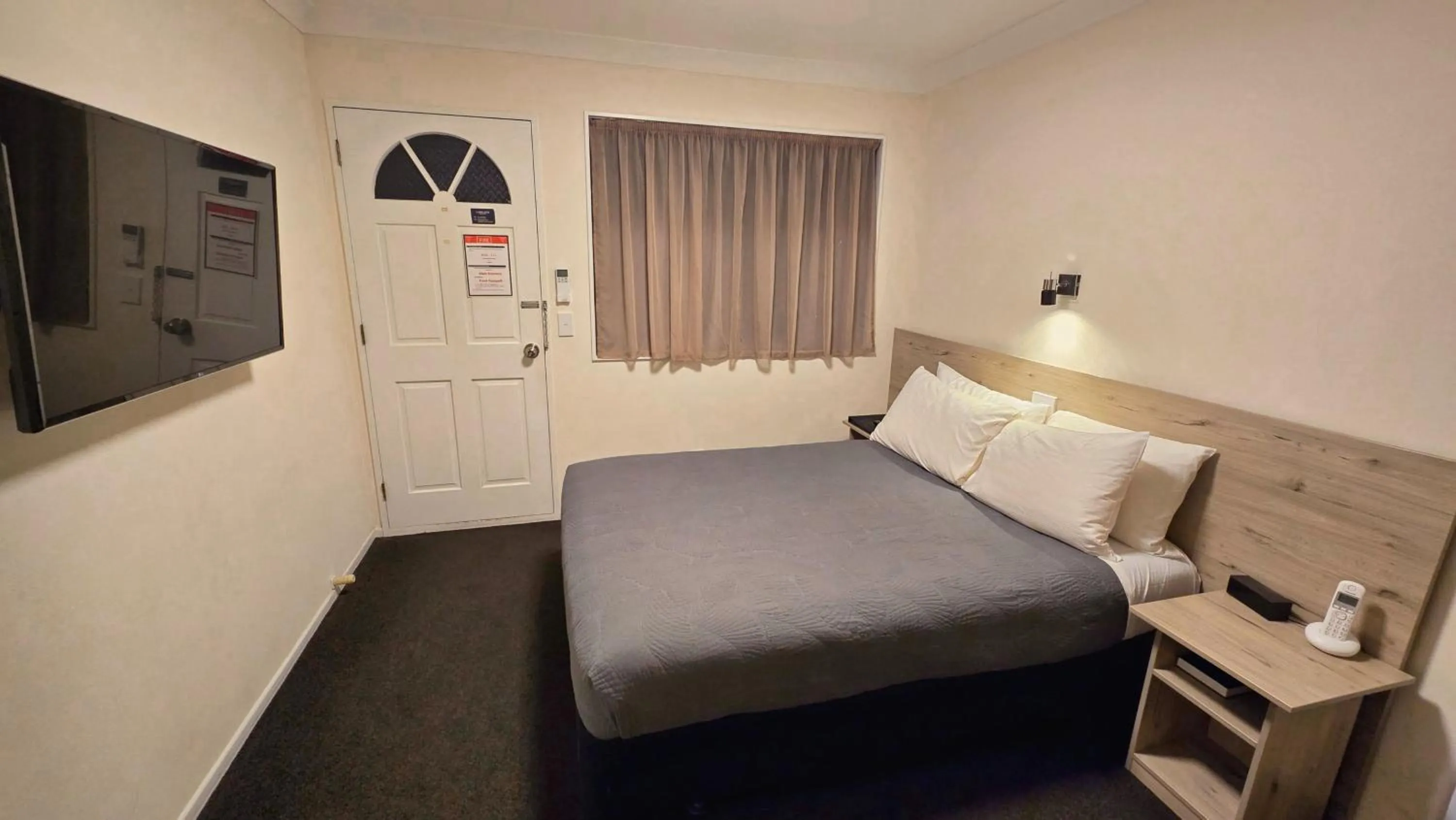 Bed in Carramar Motor Inn