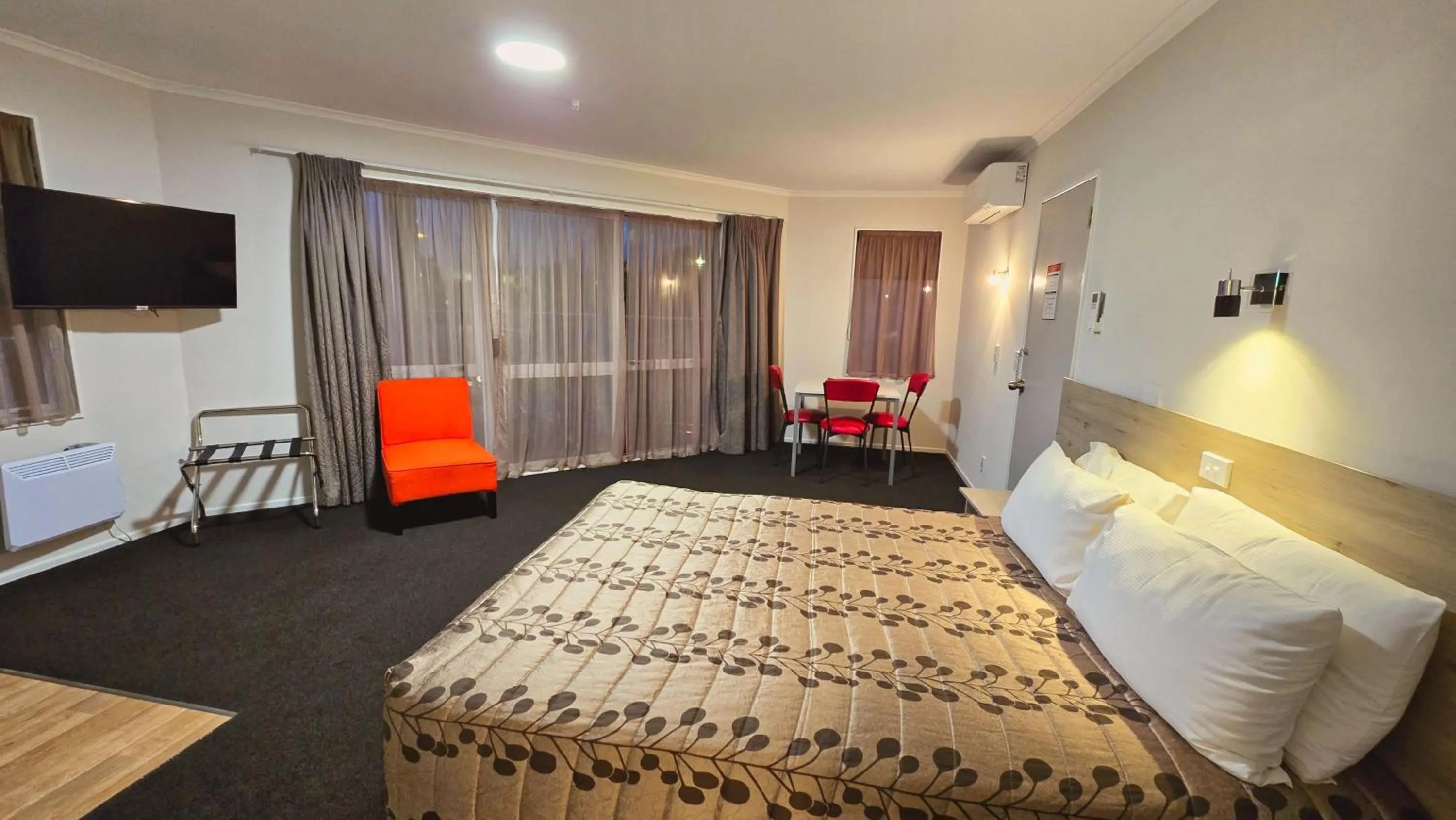 Bed in Carramar Motor Inn