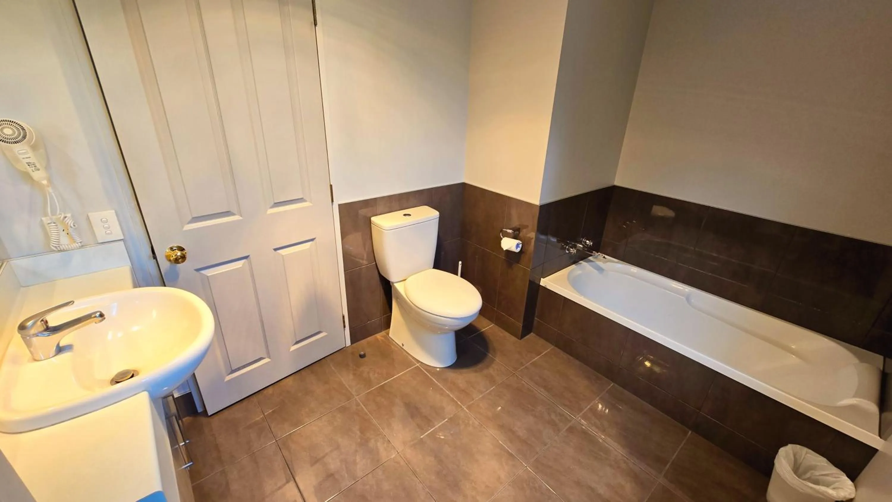 Toilet in Carramar Motor Inn