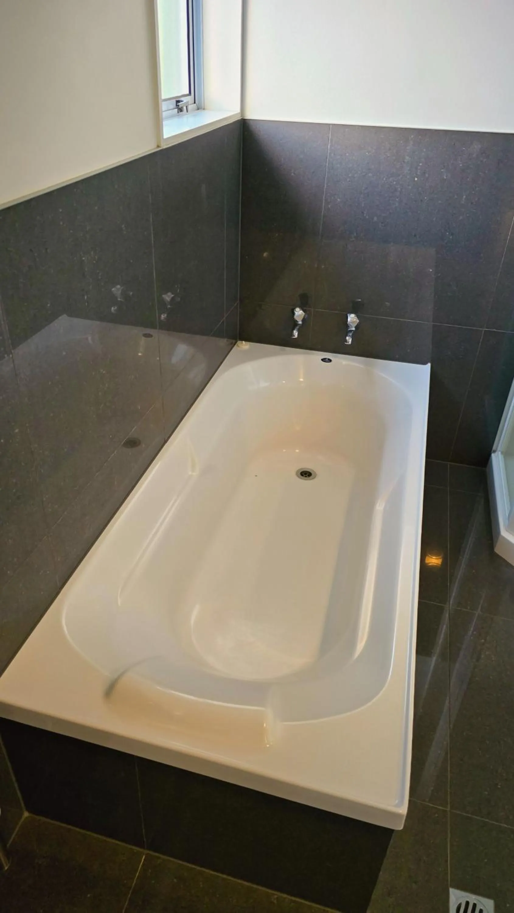 Bathroom in Carramar Motor Inn