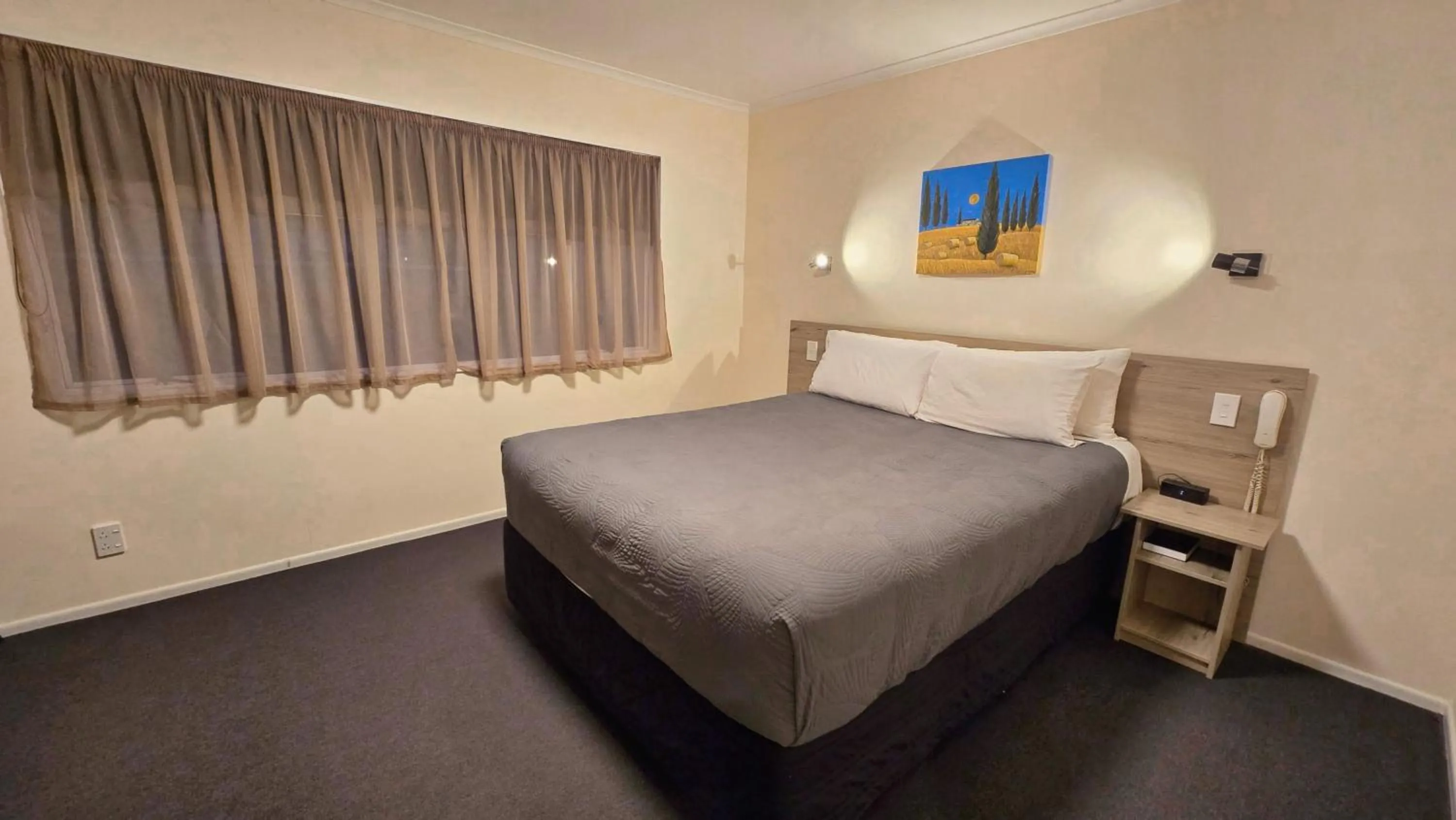 Bed in Carramar Motor Inn