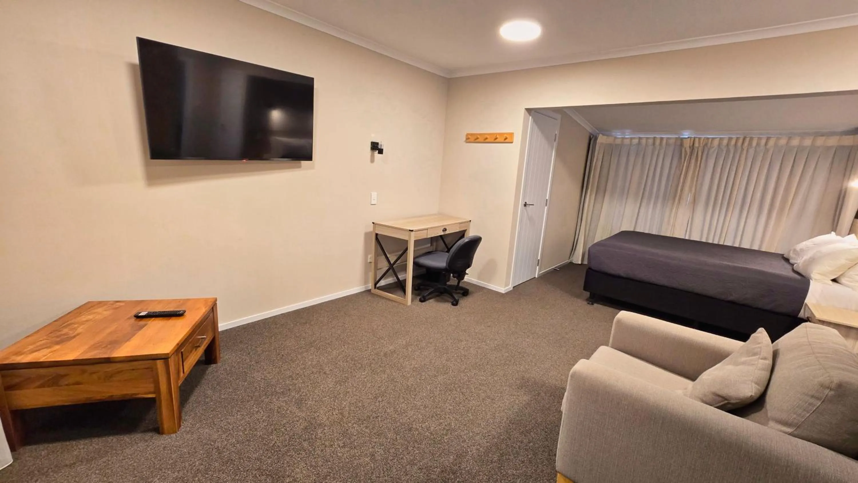 Bed in Carramar Motor Inn