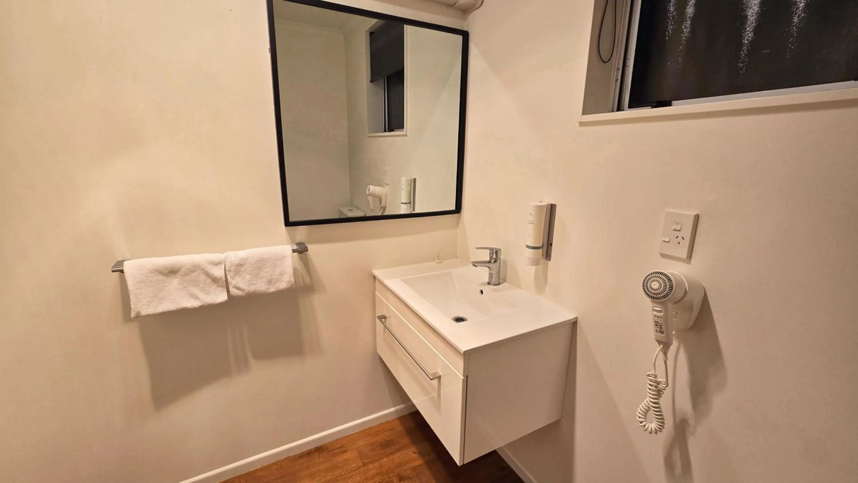 Bathroom in Carramar Motor Inn