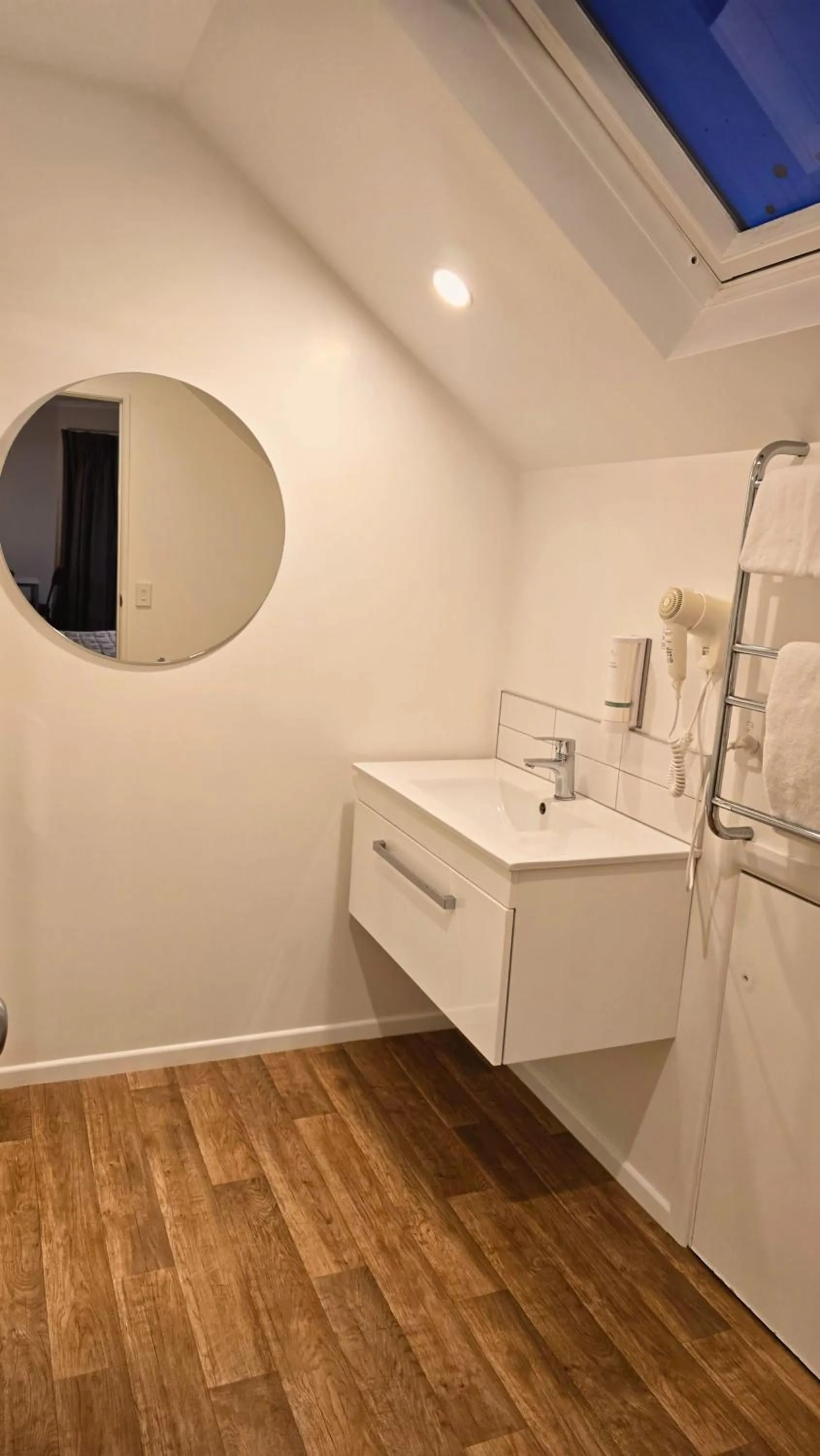 Bathroom in Carramar Motor Inn