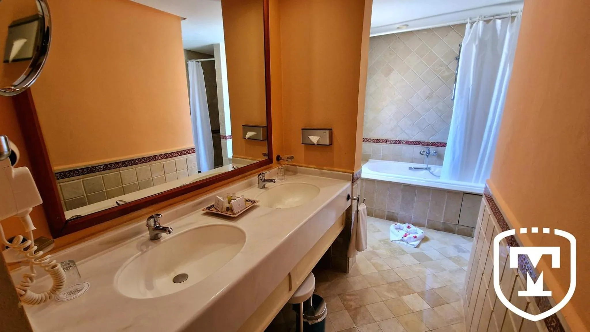 Toilet in Alhambra Thalasso