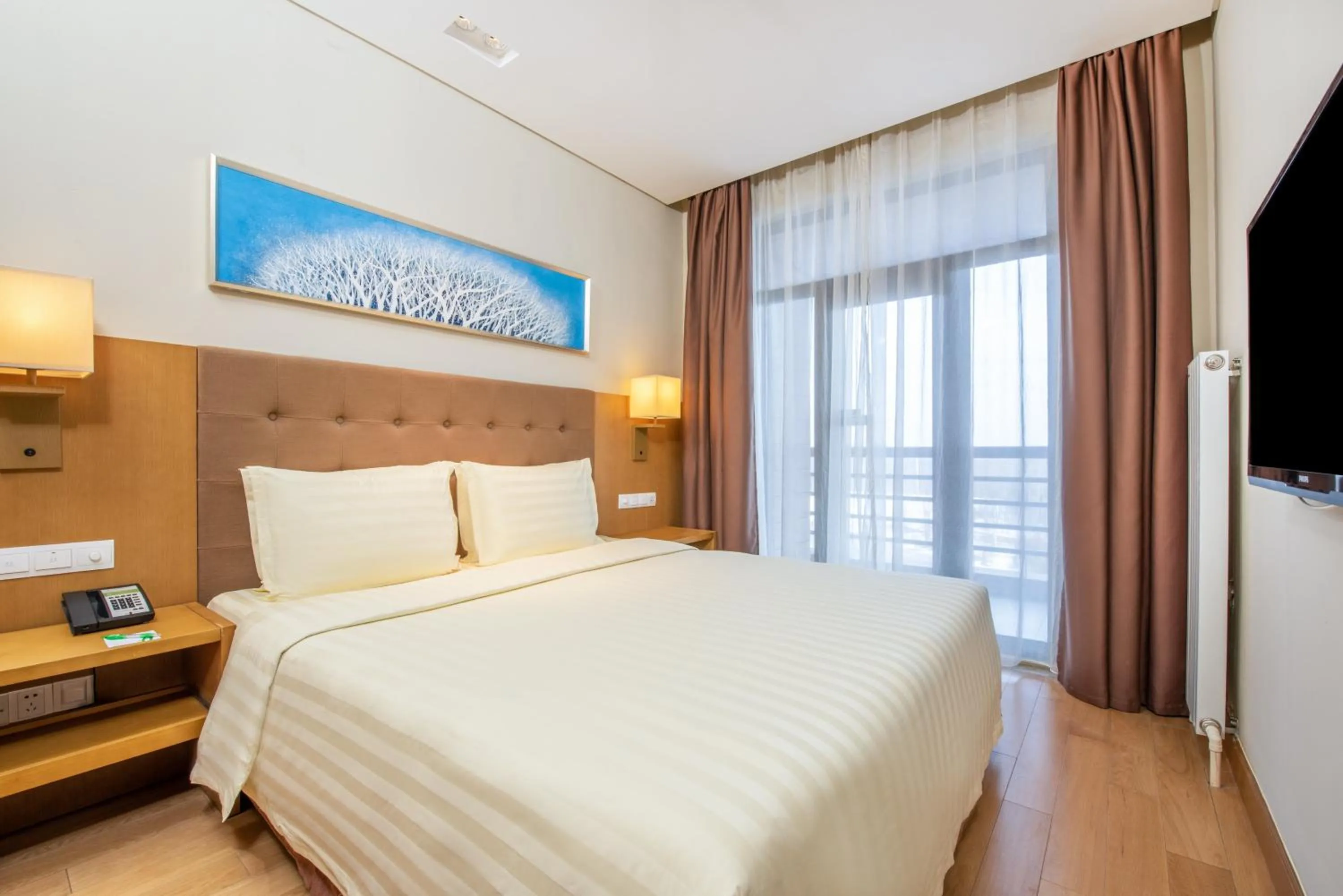 Photo of the whole room, Bed in Wanda Jin Suites Changbaishan