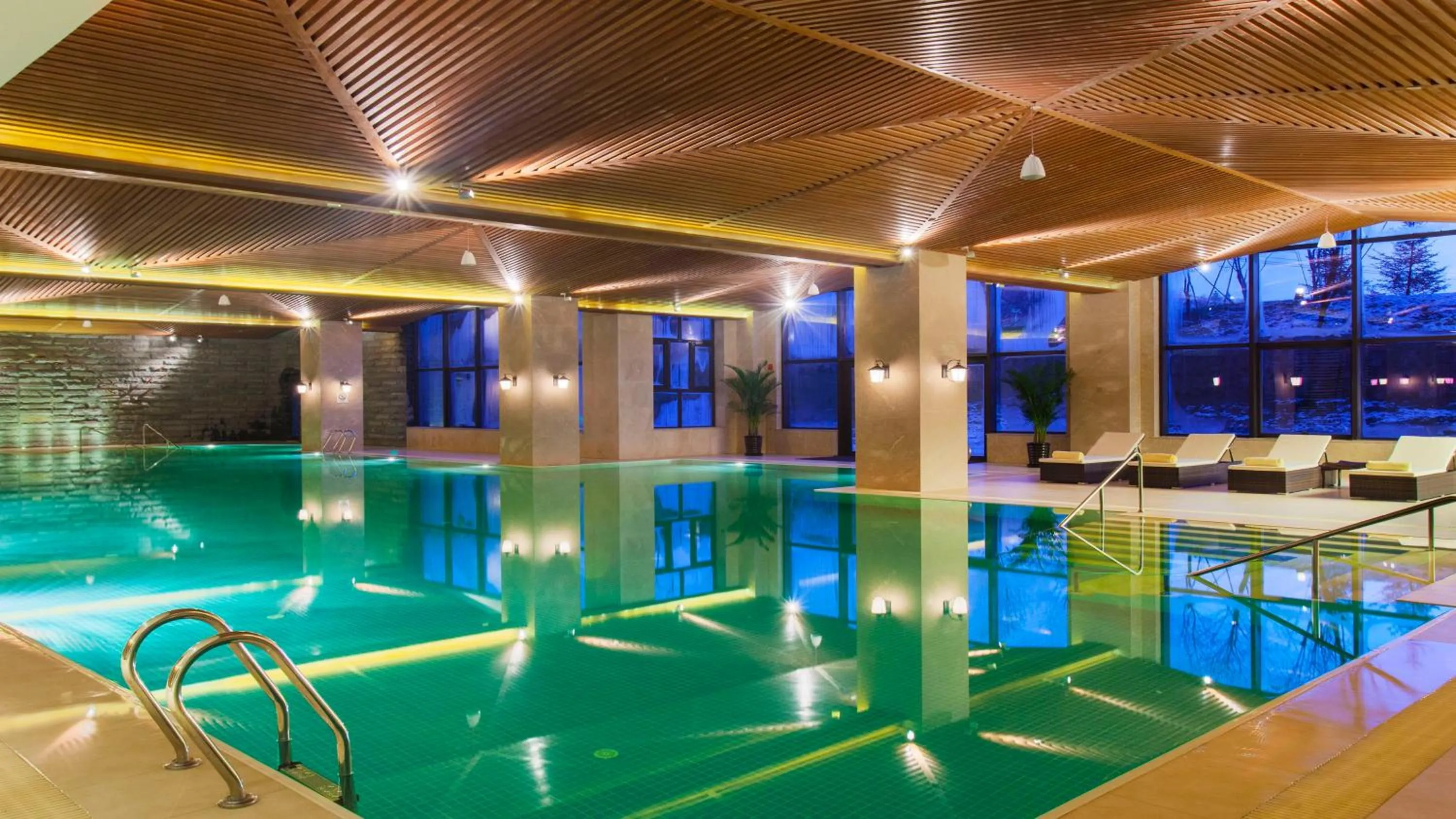 Swimming pool in Wanda Jin Suites Changbaishan