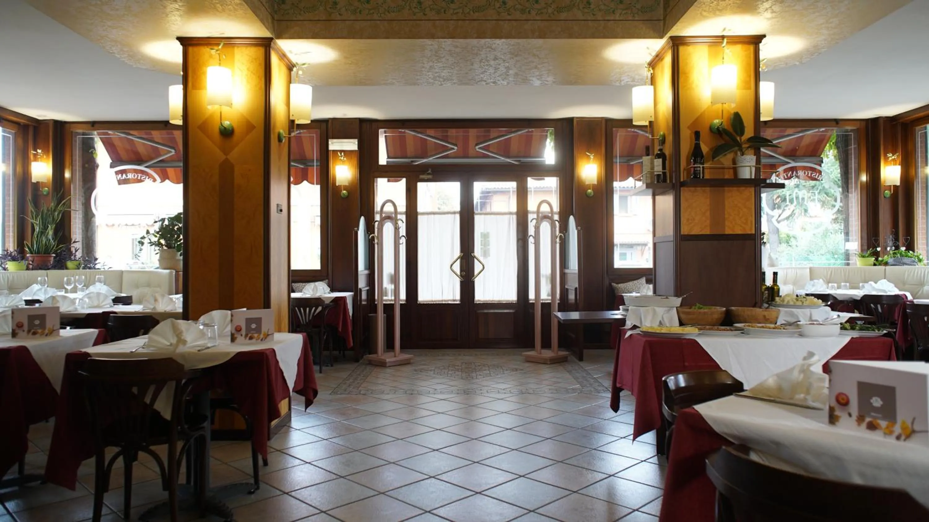 Restaurant/places to eat in Hotel EMI