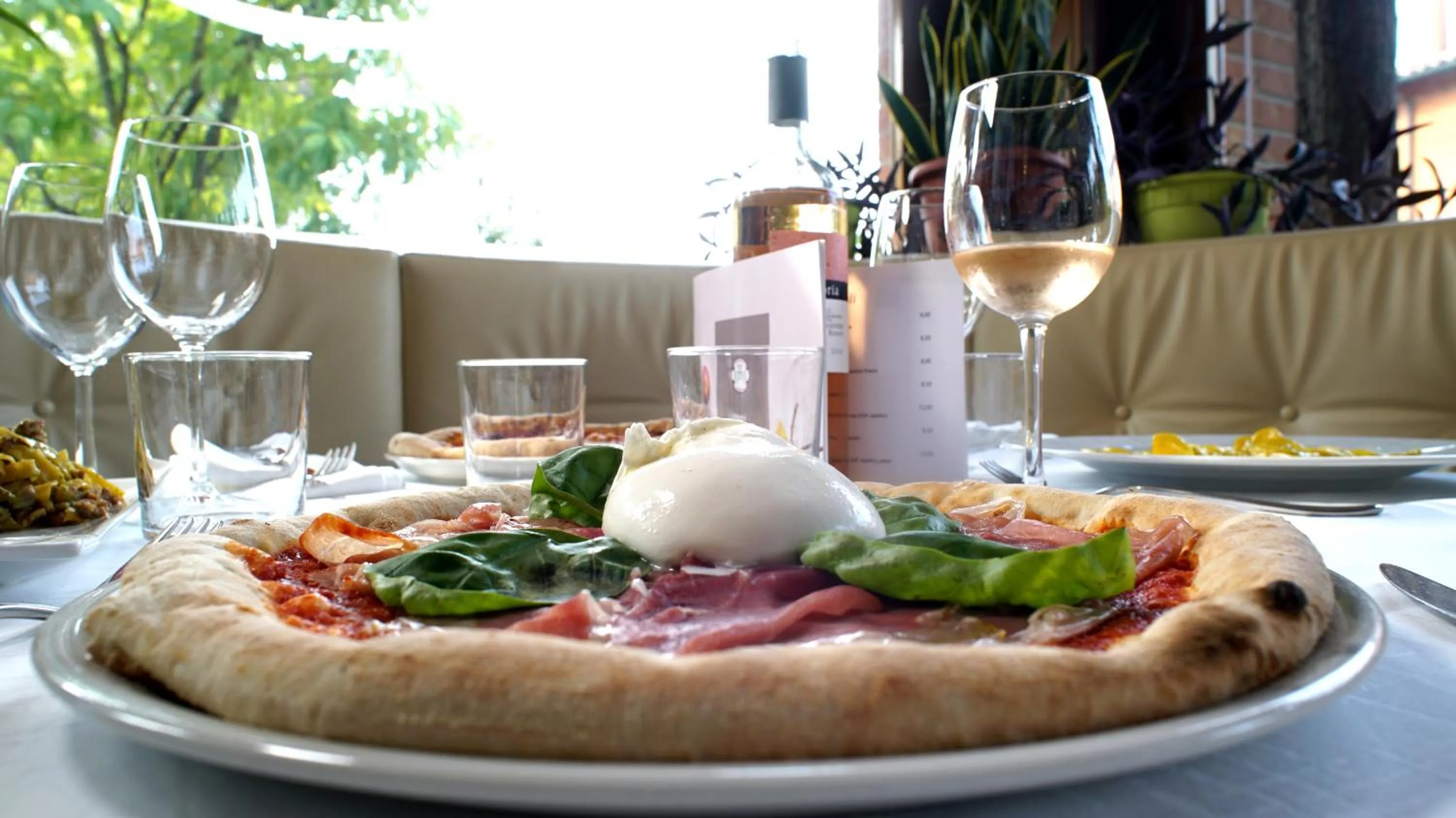 Restaurant/places to eat in Hotel EMI