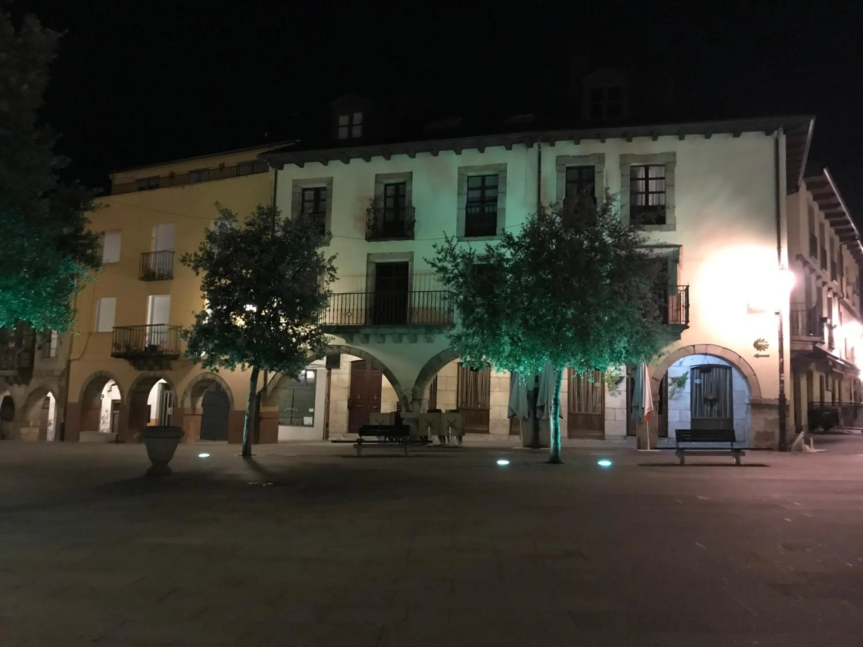 Property building in La Encina Azul Rooms-Grupo Rosa Azul