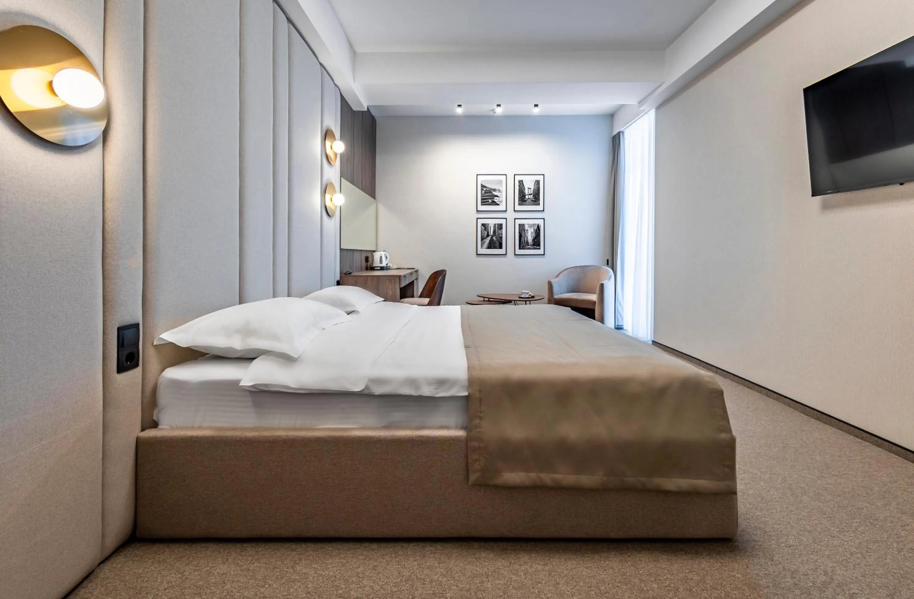 Photo of the whole room, Bed in Regency Hotel