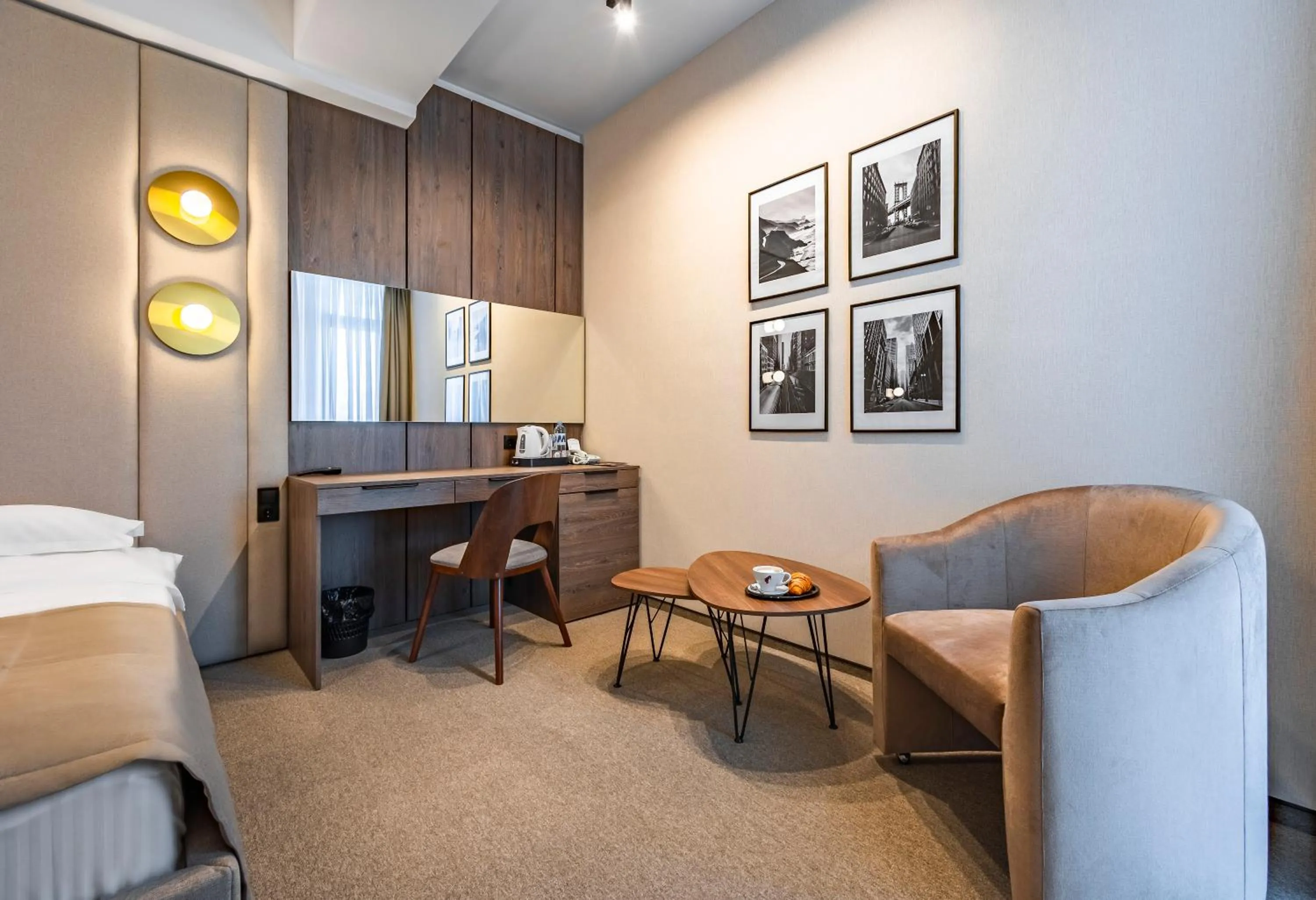 Seating area, Bed in Regency Hotel