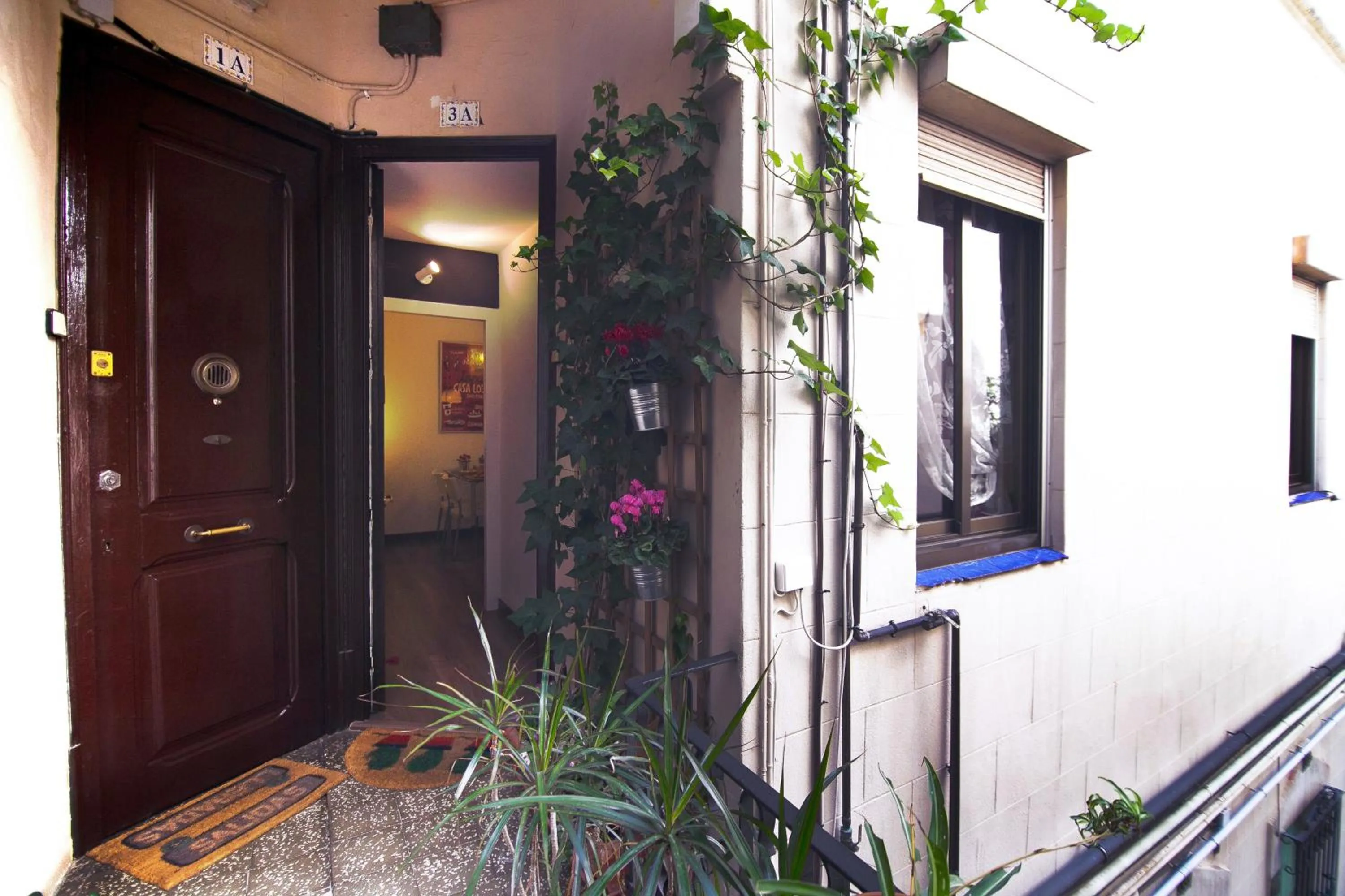 Facade/entrance in Casa Tortilla Sagrada Familia