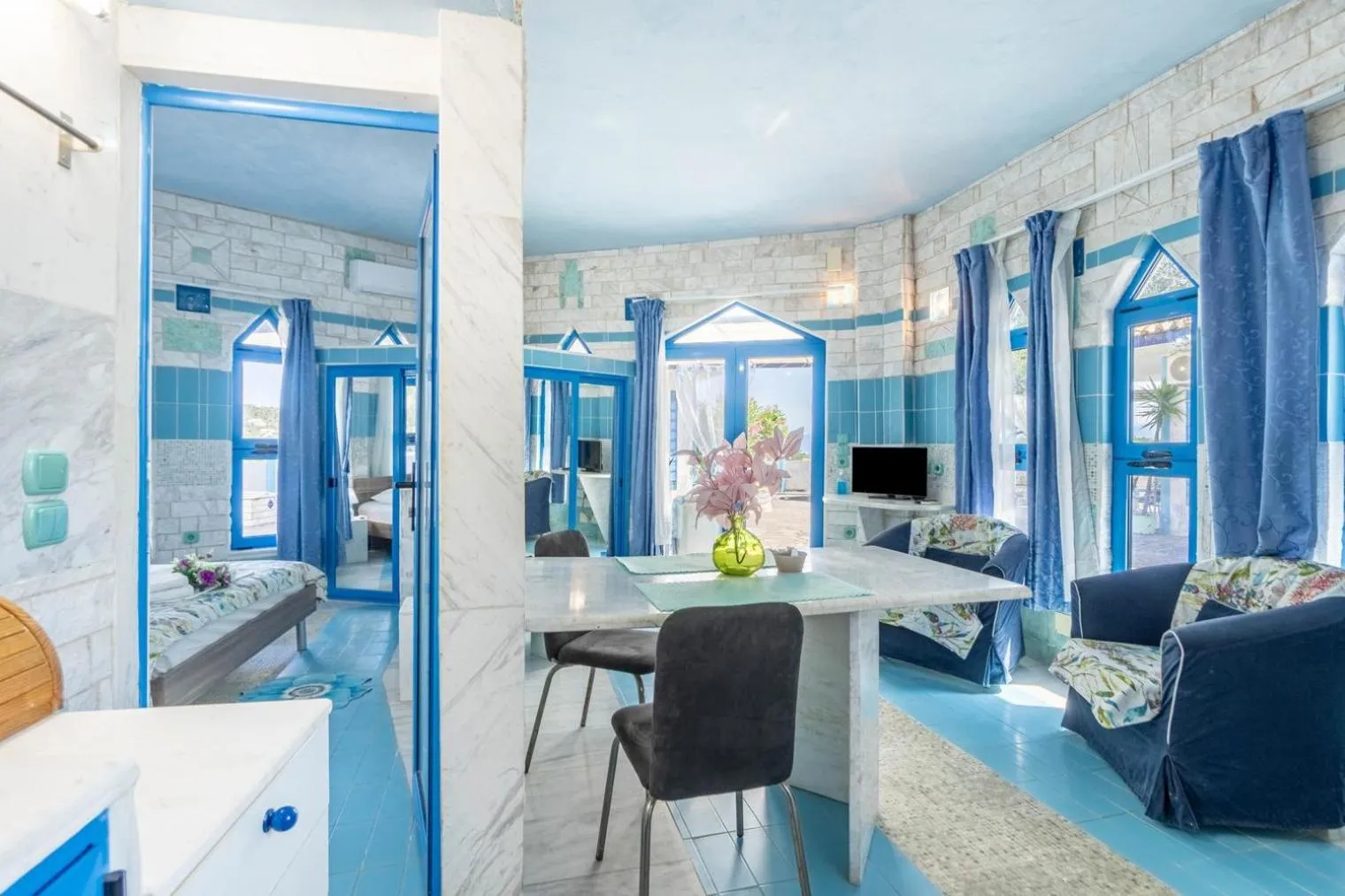 TV and multimedia in Paco's Resort Holiday Flats