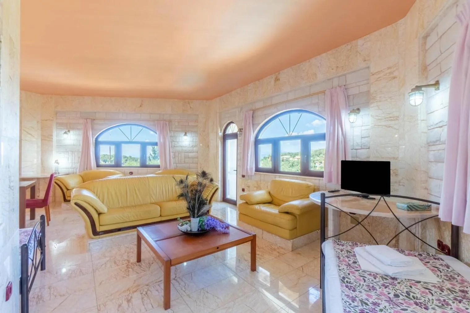 TV and multimedia in Paco's Resort Holiday Flats