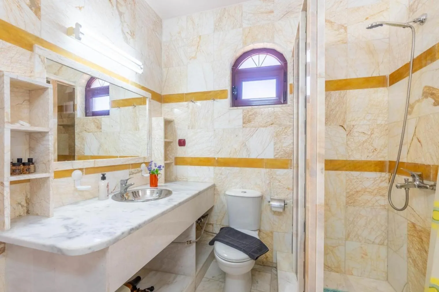 Shower in Paco's Resort Holiday Flats