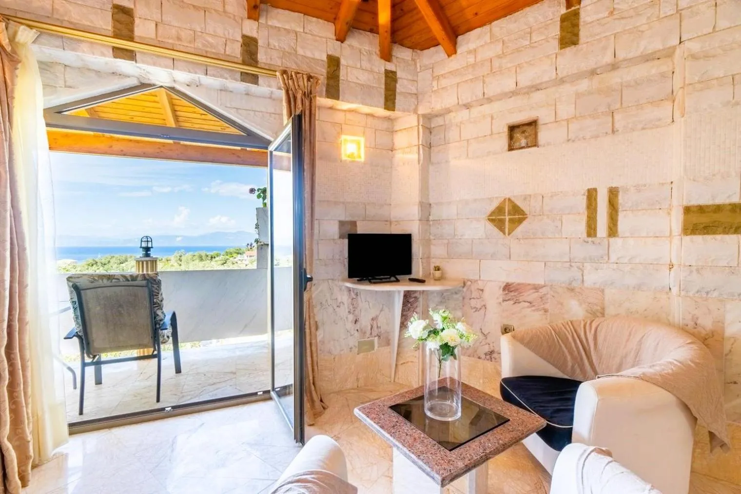 TV and multimedia in Paco's Resort Holiday Flats