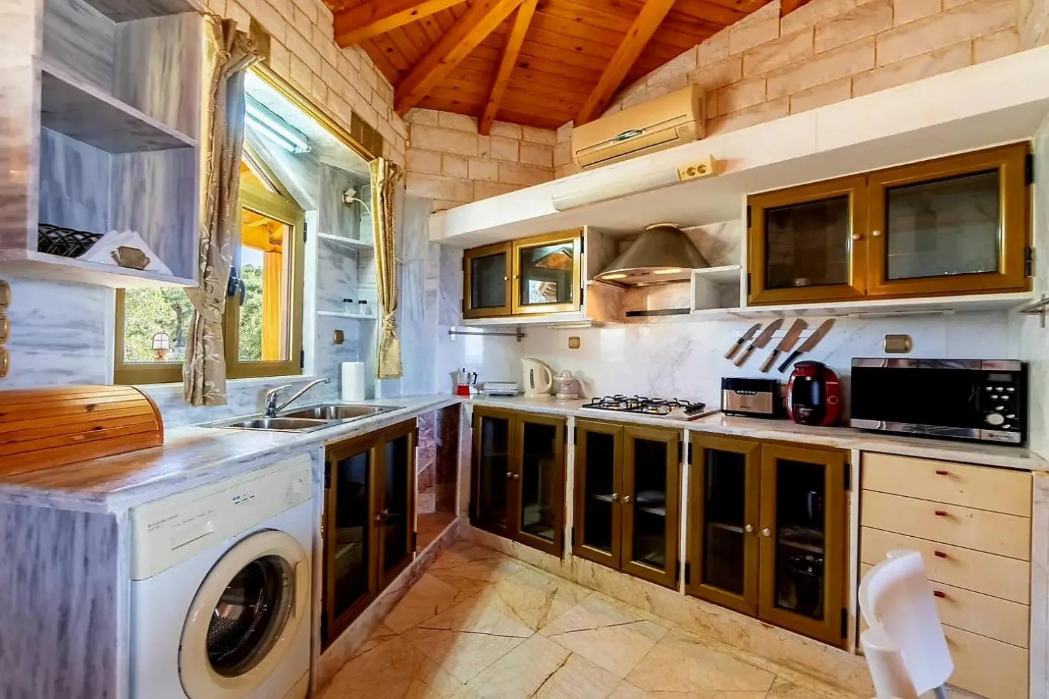 oven in Paco's Resort Holiday Flats