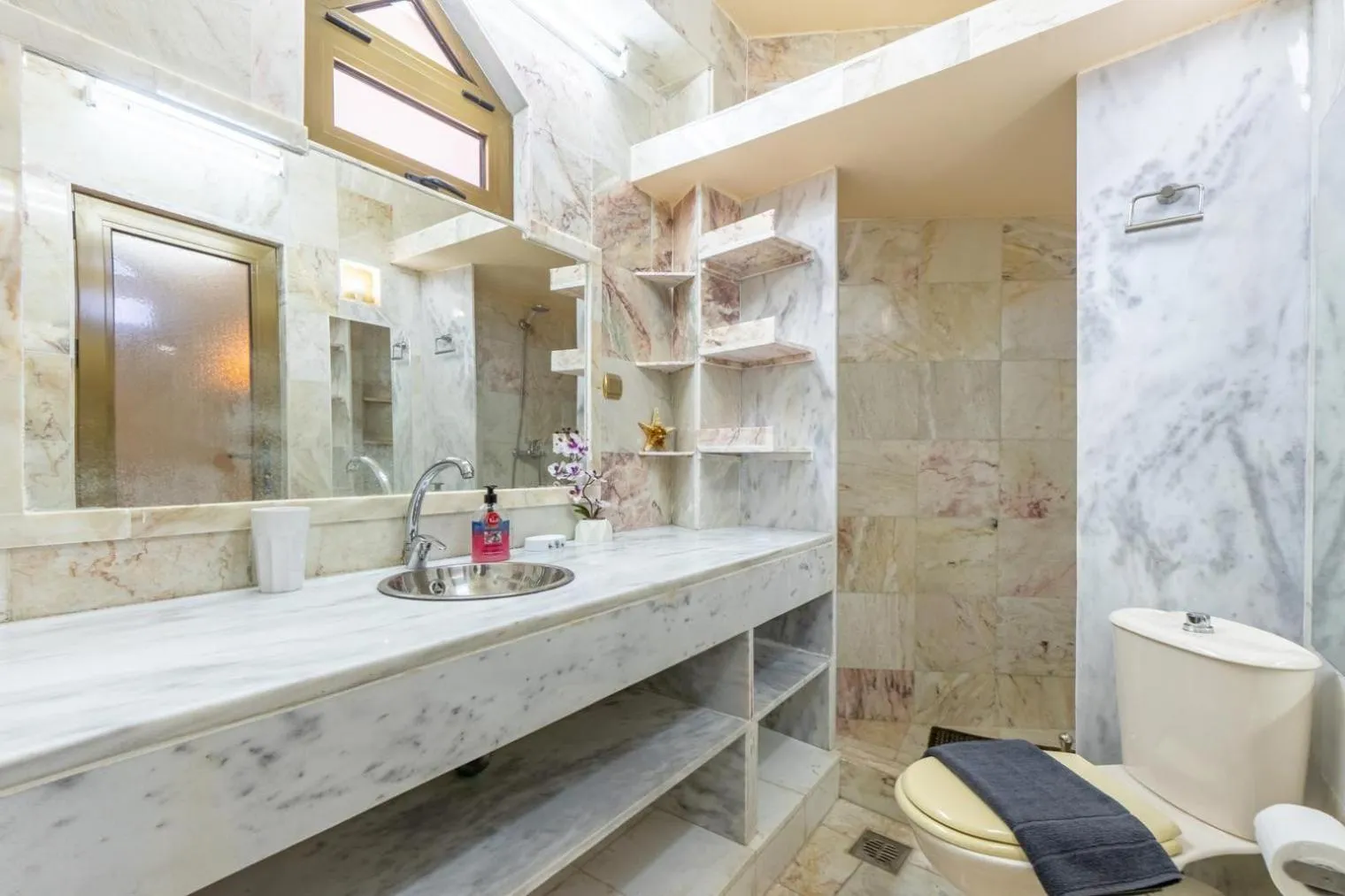 Shower in Paco's Resort Holiday Flats