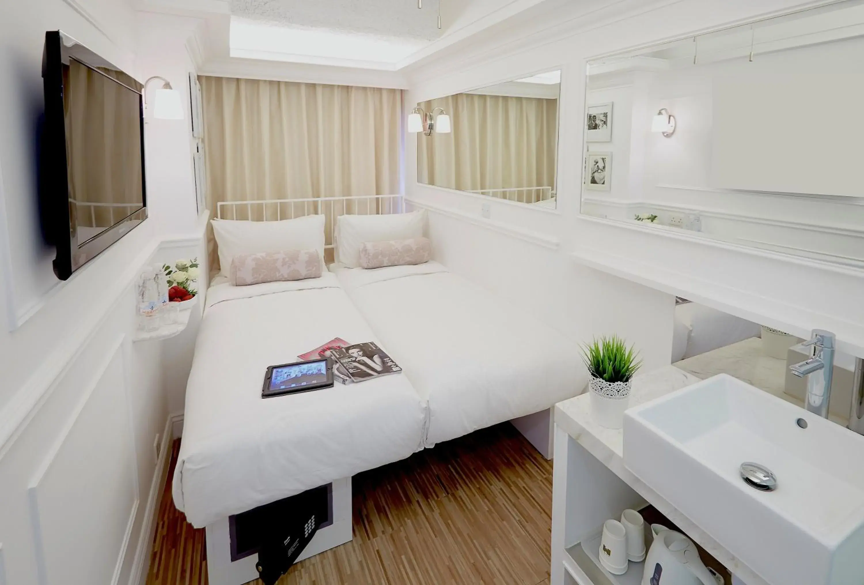 Photo of the whole room, Bed in Mini Hotel Causeway Bay Photo of the whole room, Bed in Mini Hotel Causeway Bay