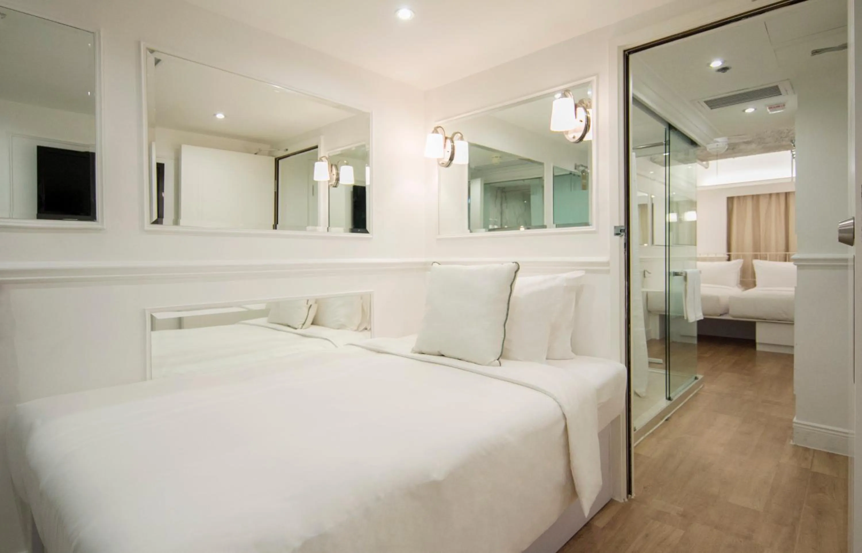 Bedroom, Bed in Mini Hotel Causeway Bay