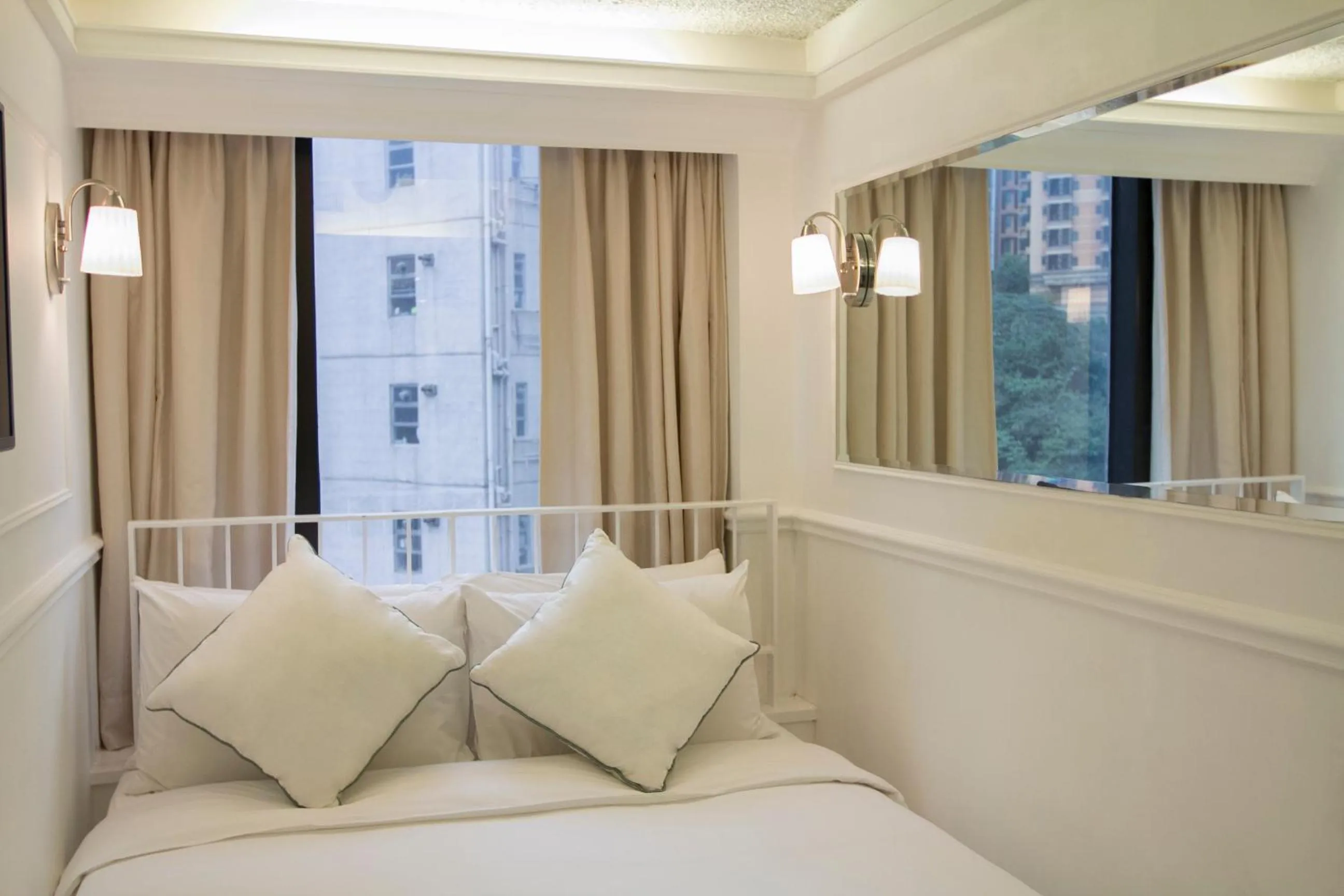 Bedroom, Bed in Mini Hotel Causeway Bay