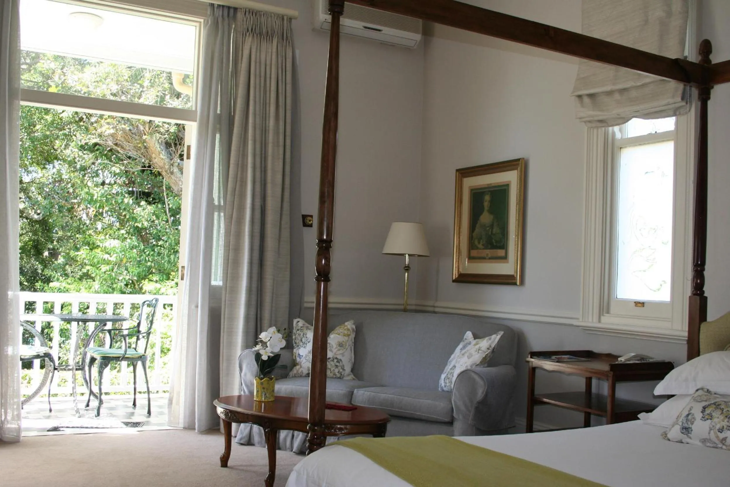 Bedroom, Bed in Hacklewood Hill Country House