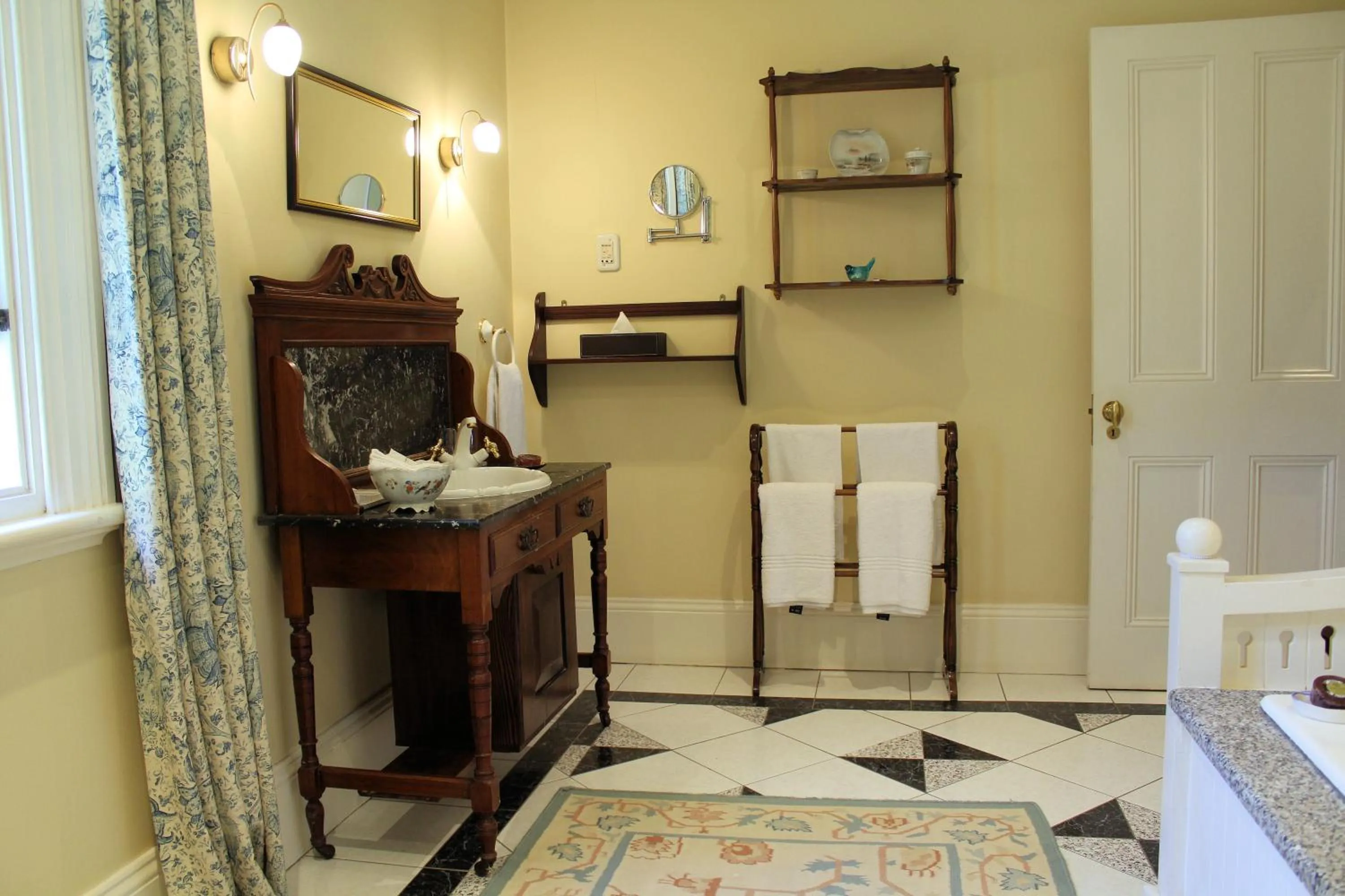 Bathroom, Bed in Hacklewood Hill Country House