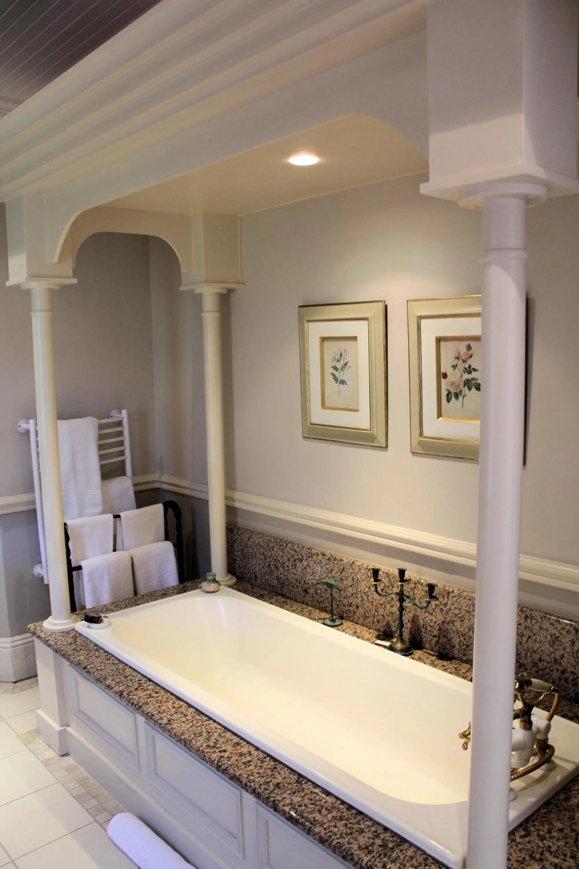 Bathroom in Hacklewood Hill Country House