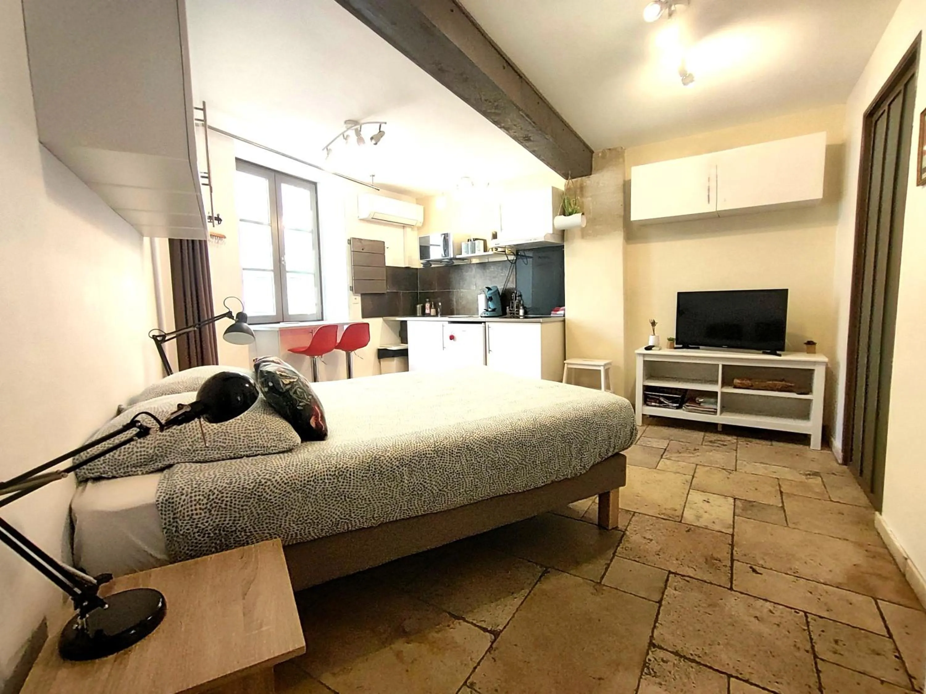 Photo of the whole room, Bed in le Travertin