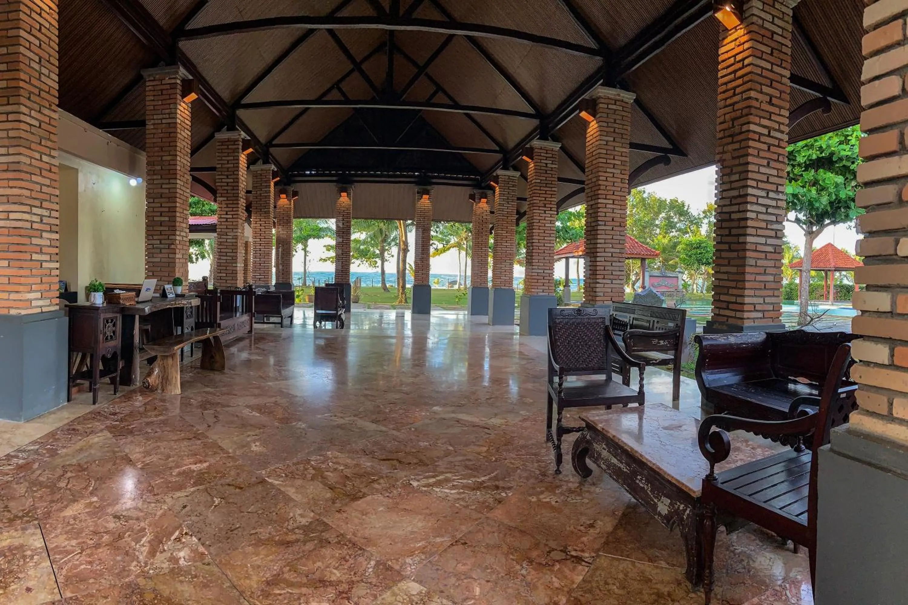 Restaurant/places to eat in Beach Rock Resort Belitung