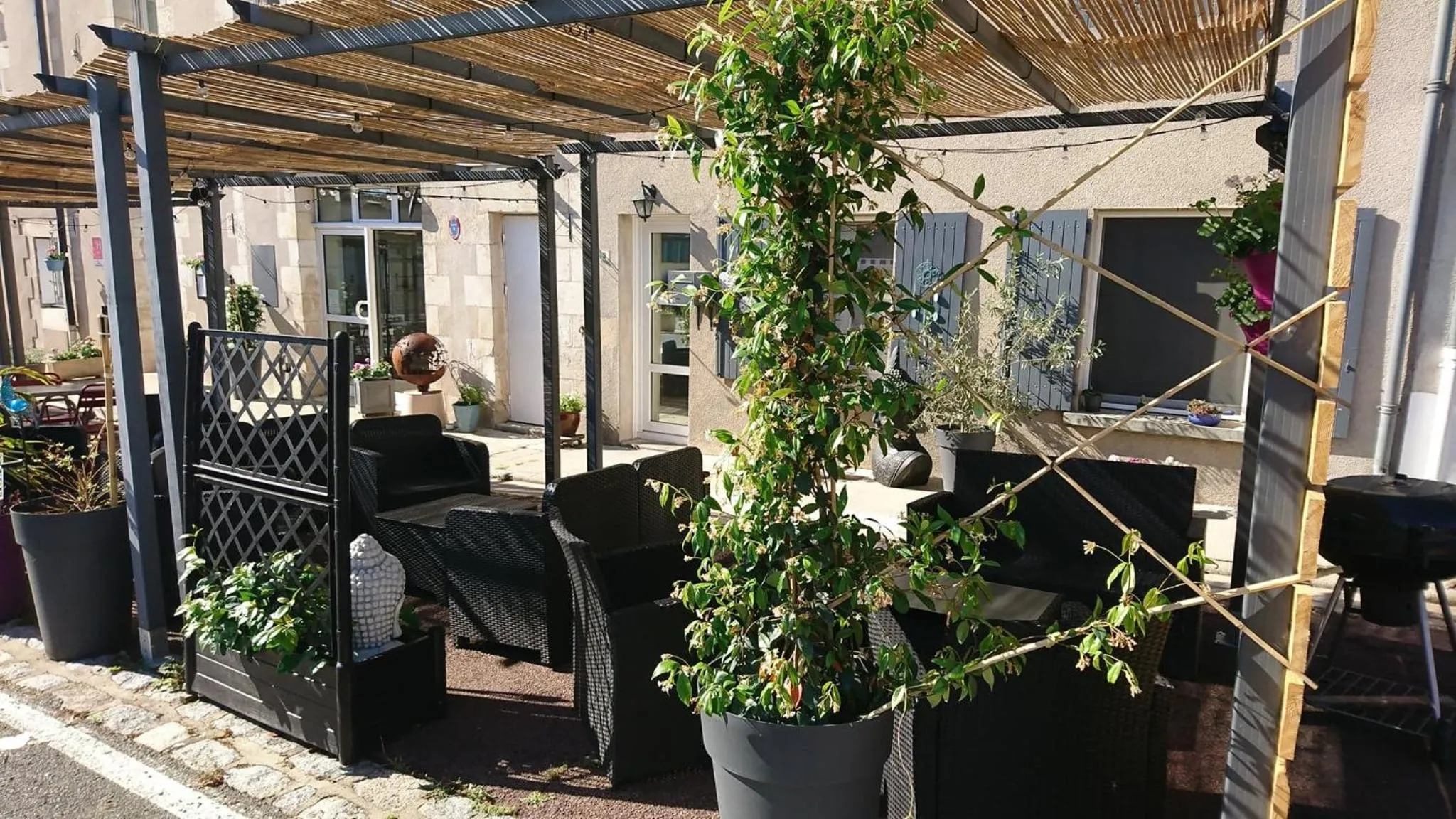 Patio in Hôtel Les Deux Porches
