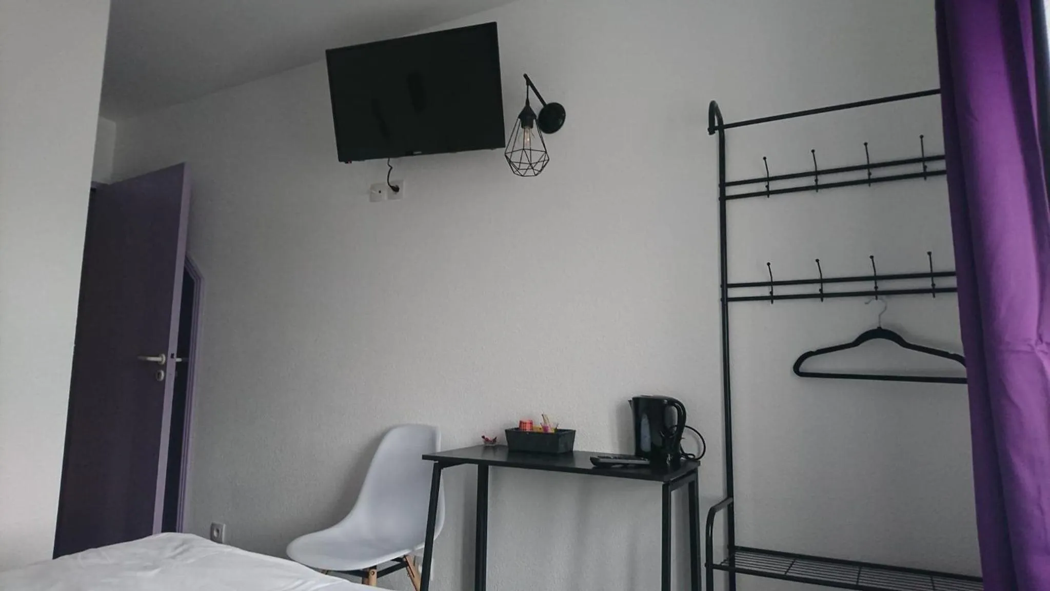 Photo of the whole room, Bed in Hôtel Les Deux Porches