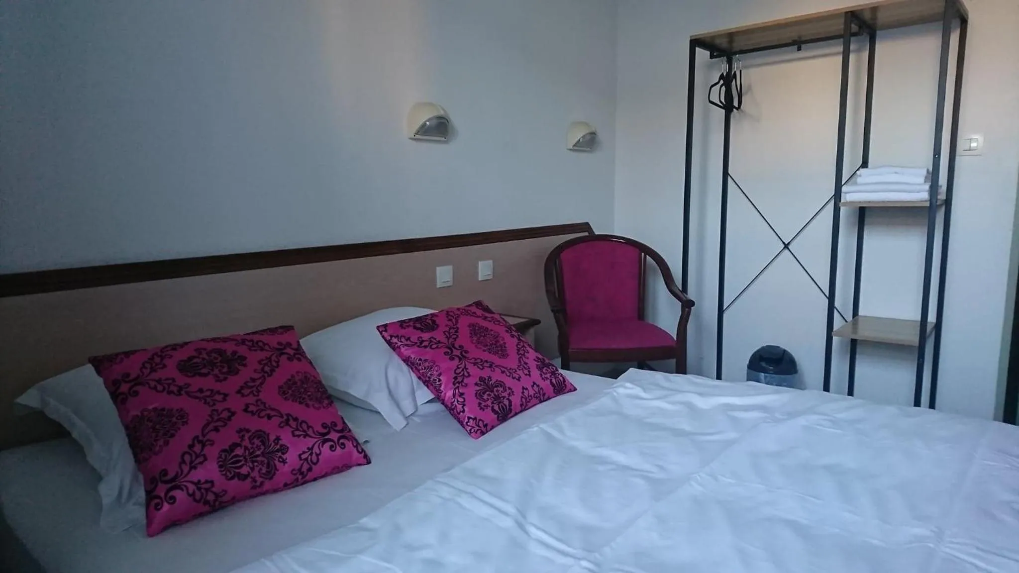 Superior Double Room - single occupancy in Hôtel Les Deux Porches