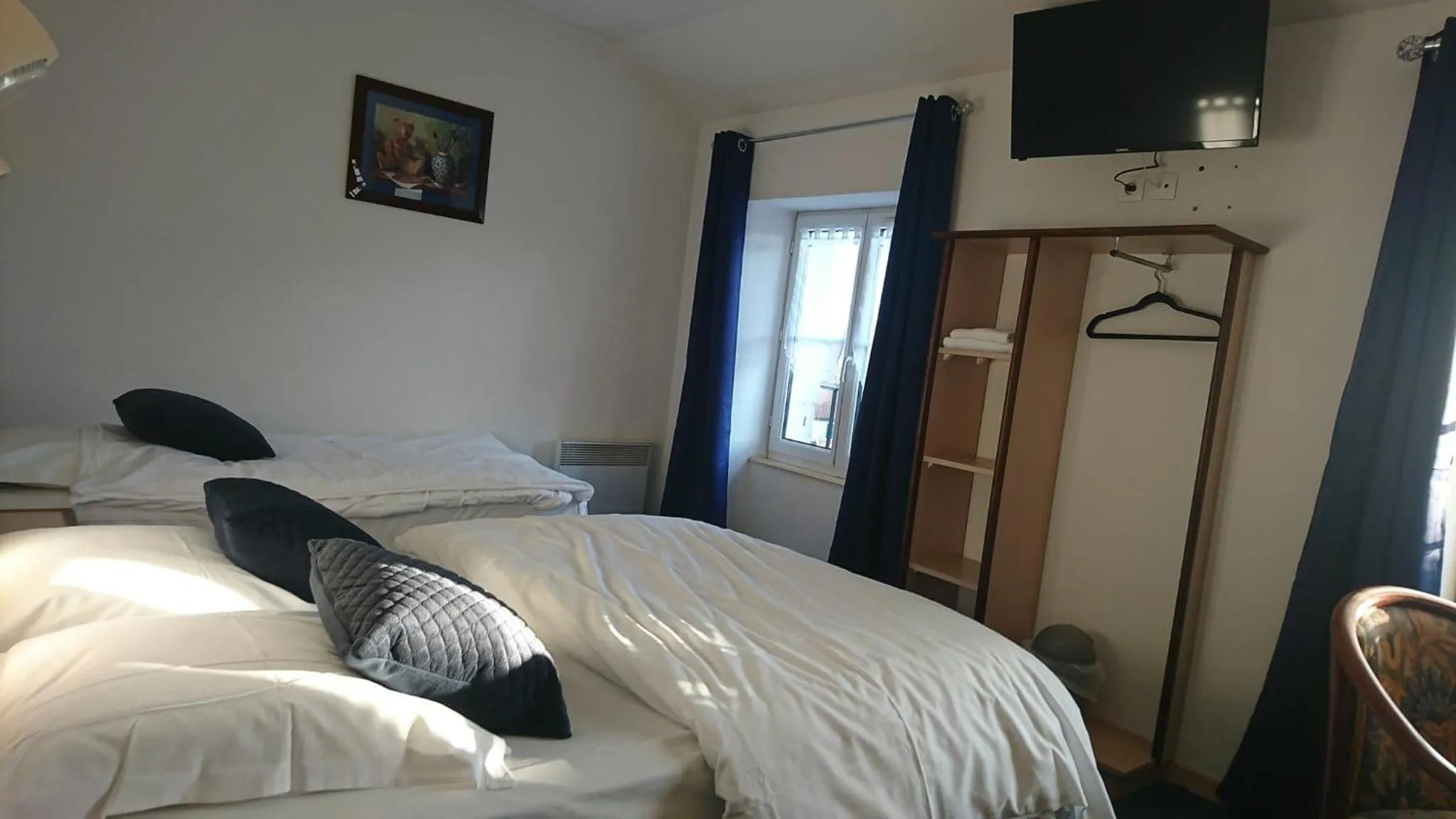 Photo of the whole room, Bed in Hôtel Les Deux Porches