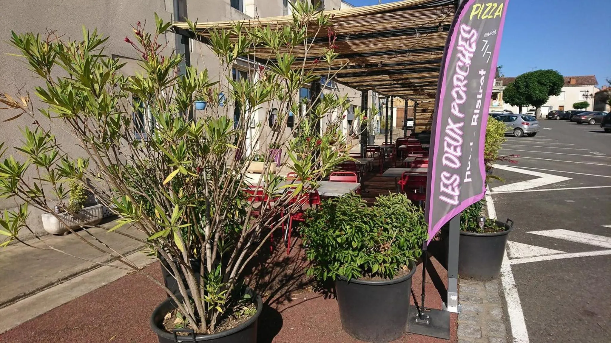 Patio in Hôtel Les Deux Porches