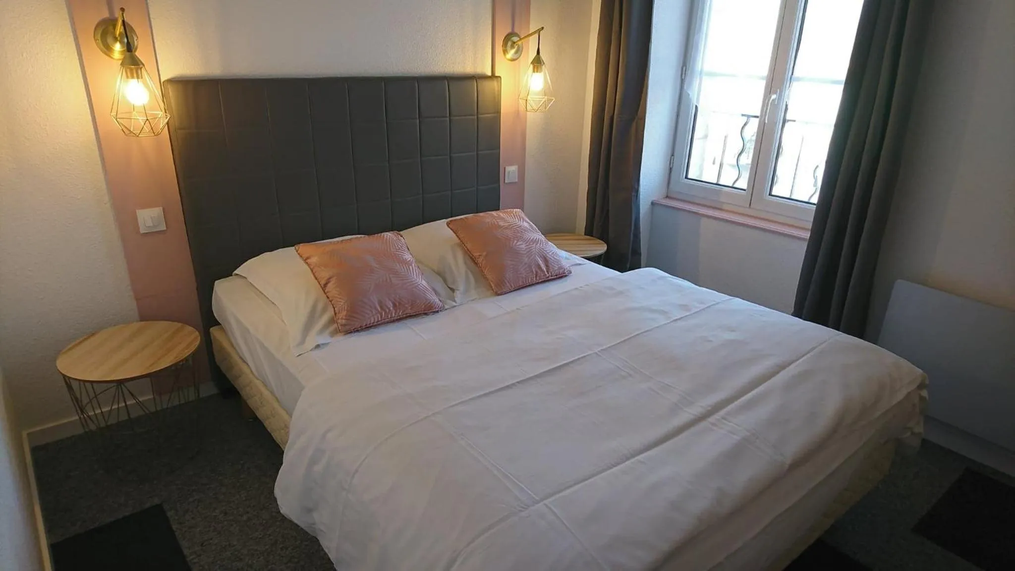Photo of the whole room, Bed in Hôtel Les Deux Porches