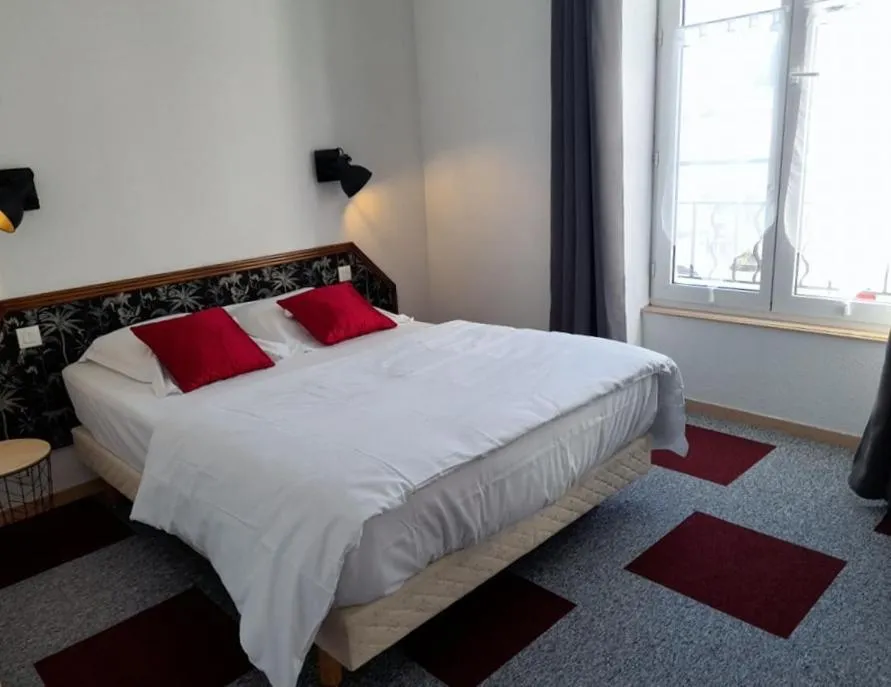 Bedroom, Bed in Hôtel Les Deux Porches