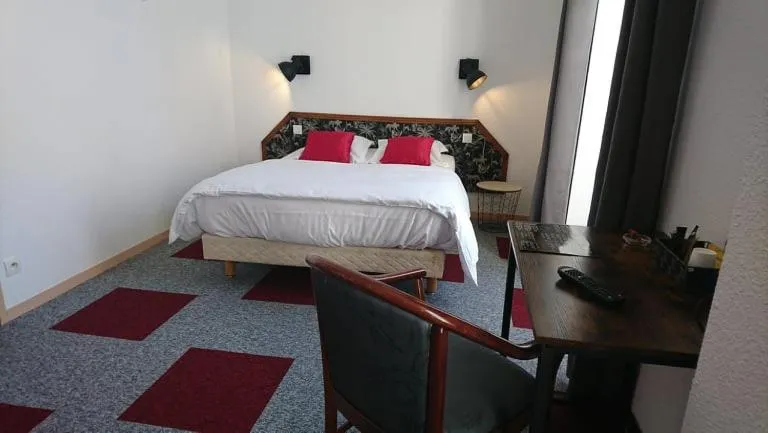 Bedroom, Bed in Hôtel Les Deux Porches